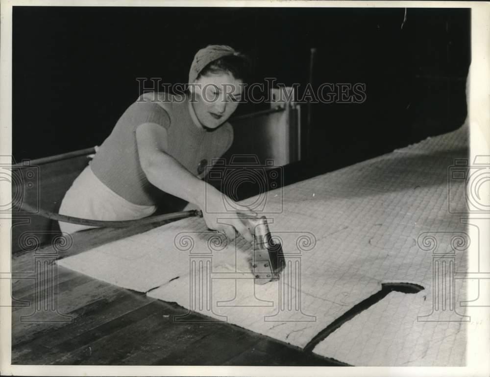 1943 Press Photo Vultee Aircraft worker cuts fabric with pneumatic cutter in CA