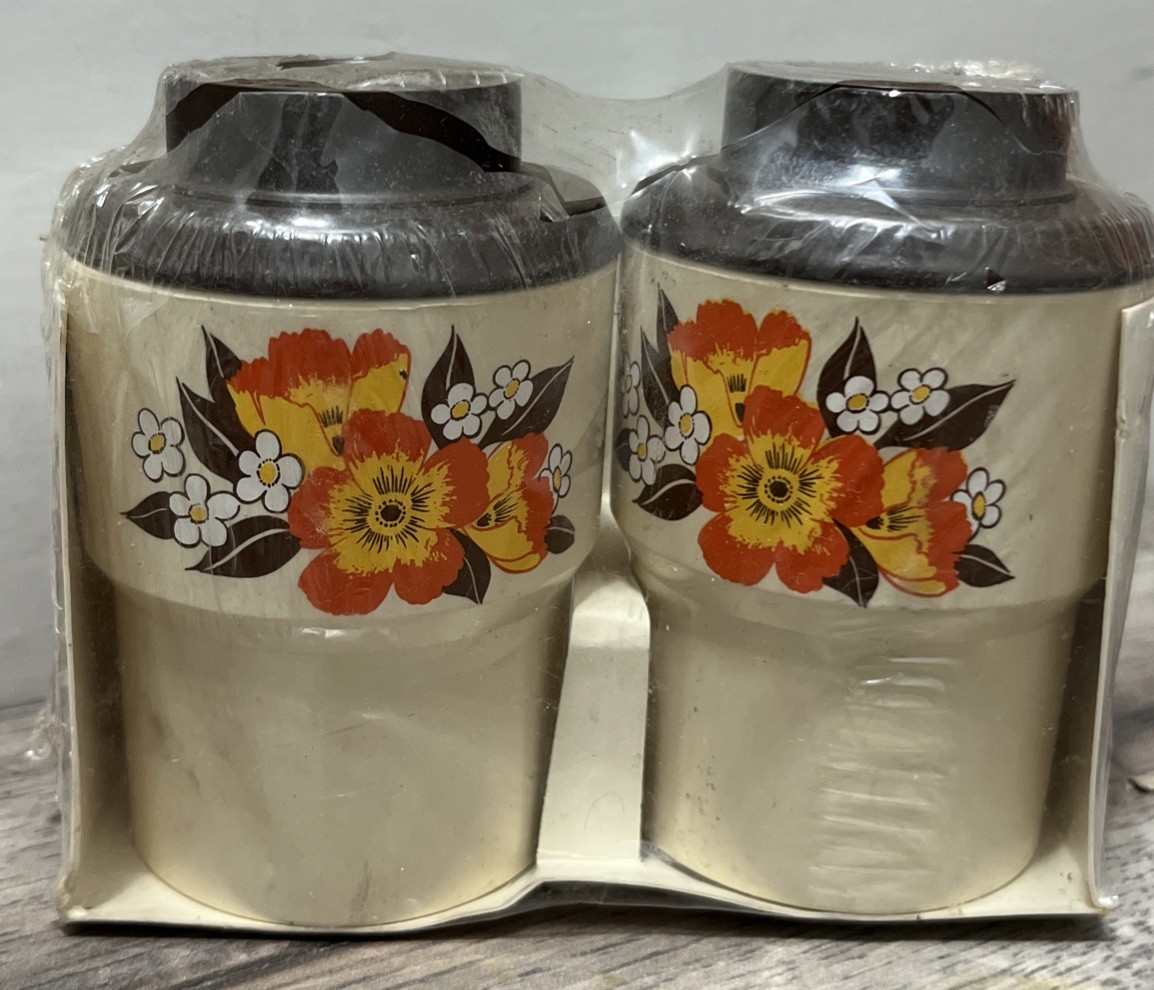 Vintage Sterilite Salt & Pepper Shaker Set Floral Daisies Retro ~ Package Damage