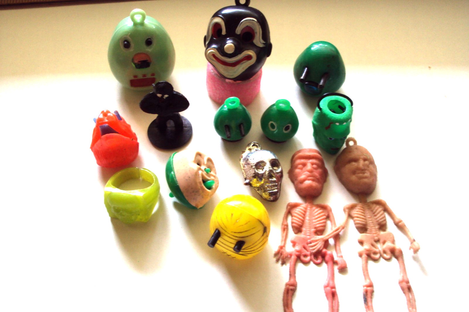 Vtg Gumball Charm Cracker Jack 60's HK MONSTER HEADS SKELETONS RINGS Vending toy