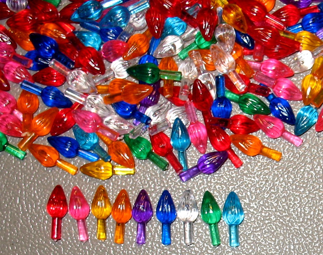 100 Med/Large Twist Lights Bulbs Peg Ceramic Christmas Tree, W/9 Pretty Colors