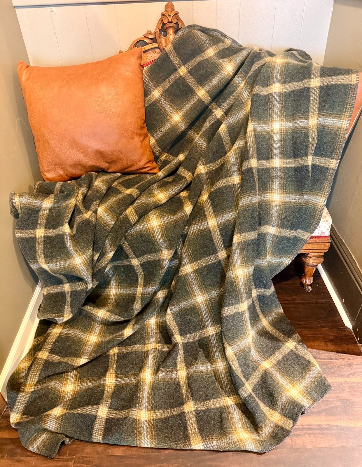Beautiful Vintage Pendleton Home Collection wool blanket  90x90