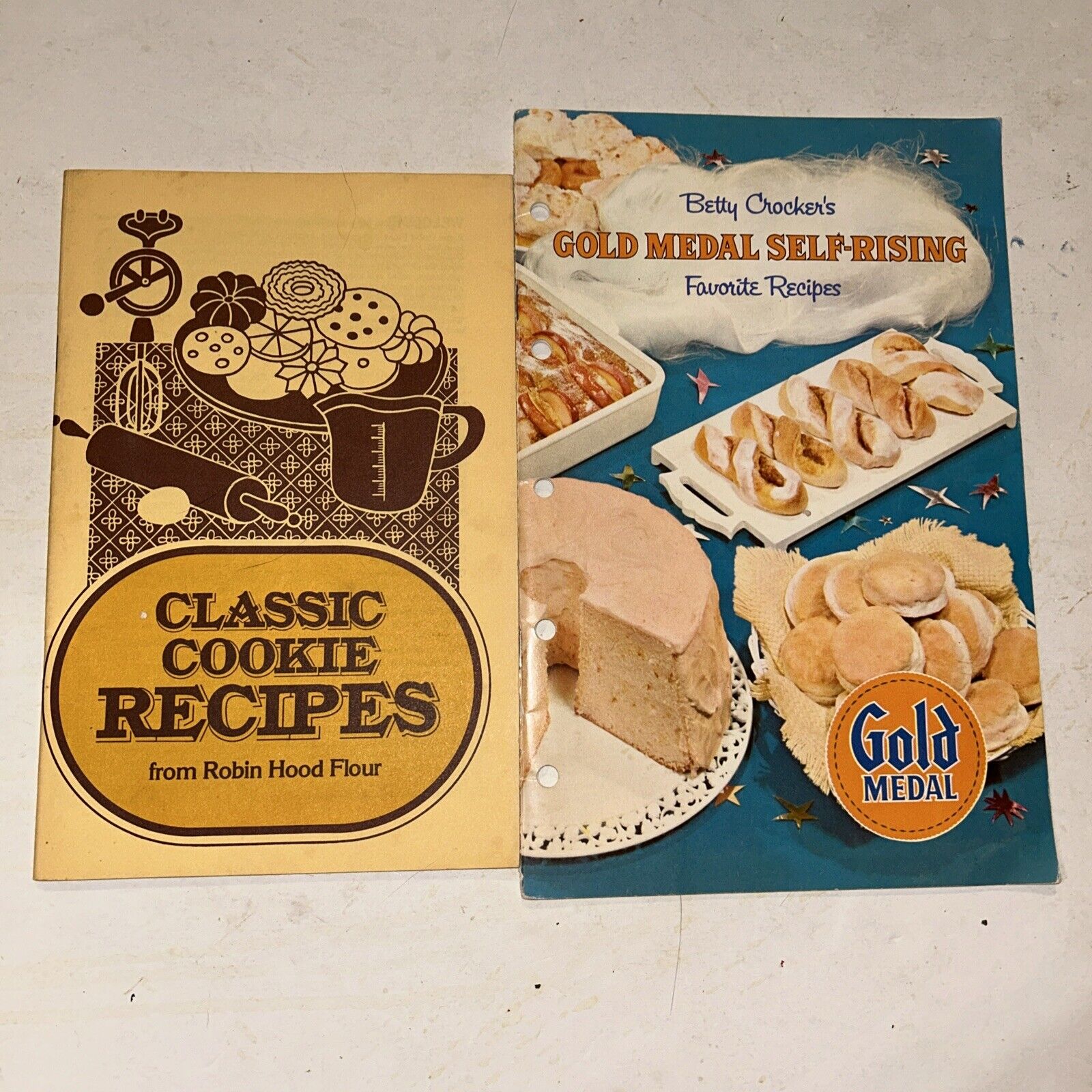 2 Vintage Recipe Booklets Betty Crocker Gold Medal & Robin Hood Flour