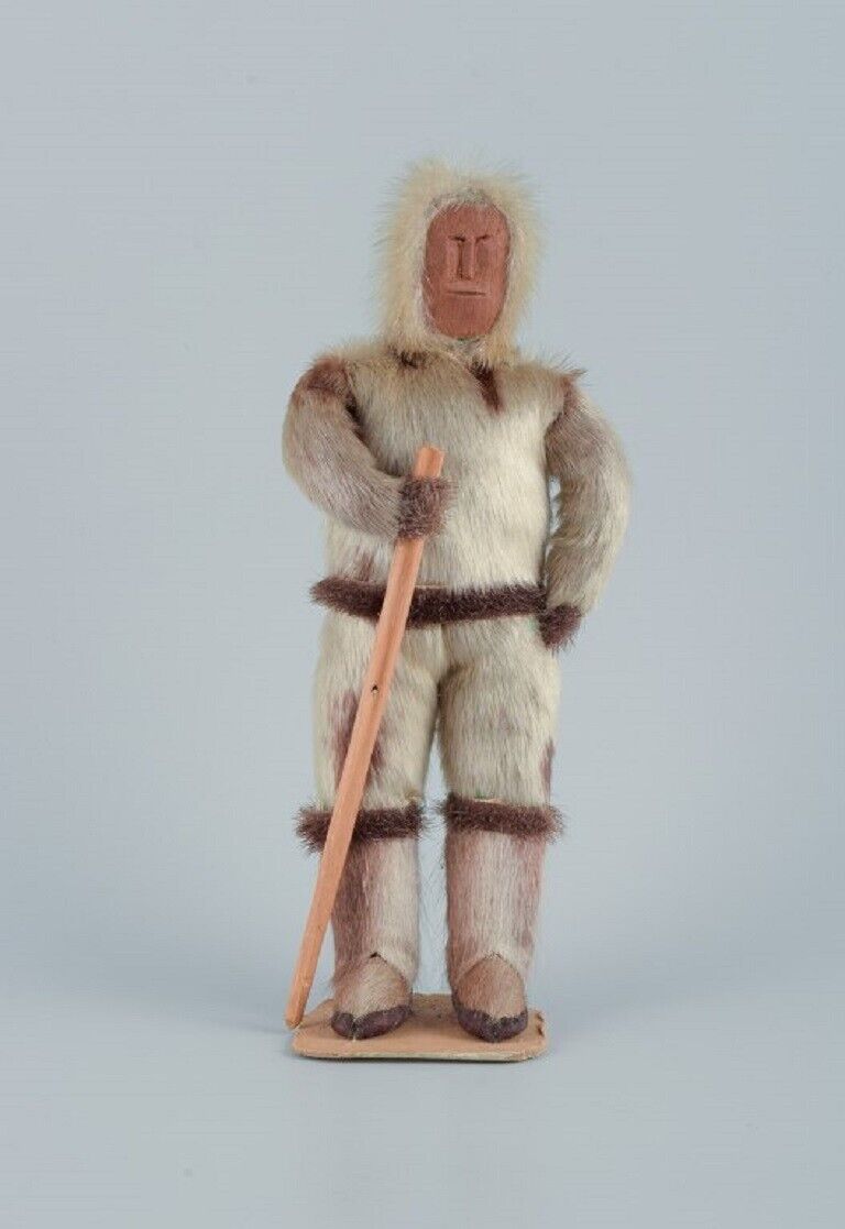 Greenlandica. Wooden figure. Inuit in traditional clothes. Approx. 1960s/70s.