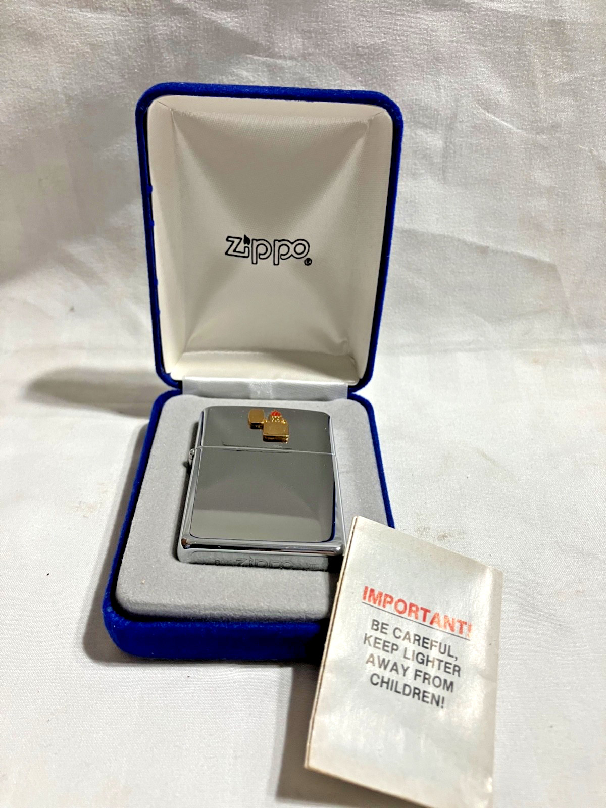 Old  1991 High Polished Chrome Zippo Emblem Lighter & Felt Clam shell Case V11