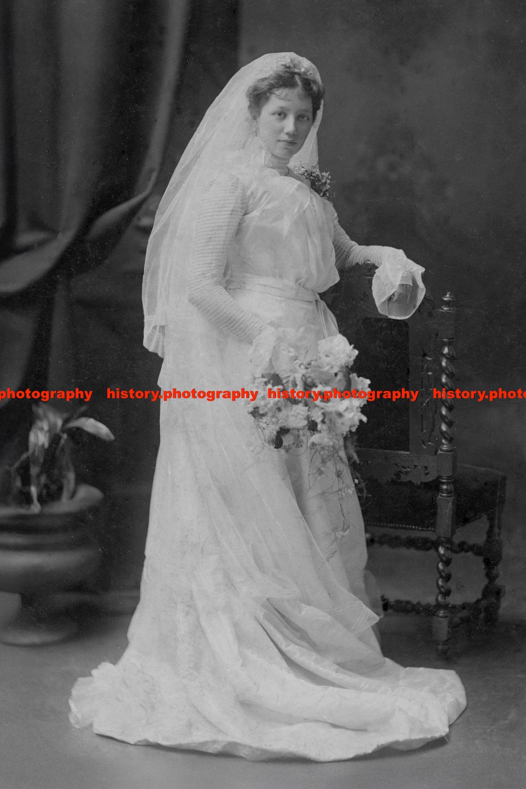 F024135 Young bride in long white dress with veil Aberdeen Scotland GB 1900s Edw