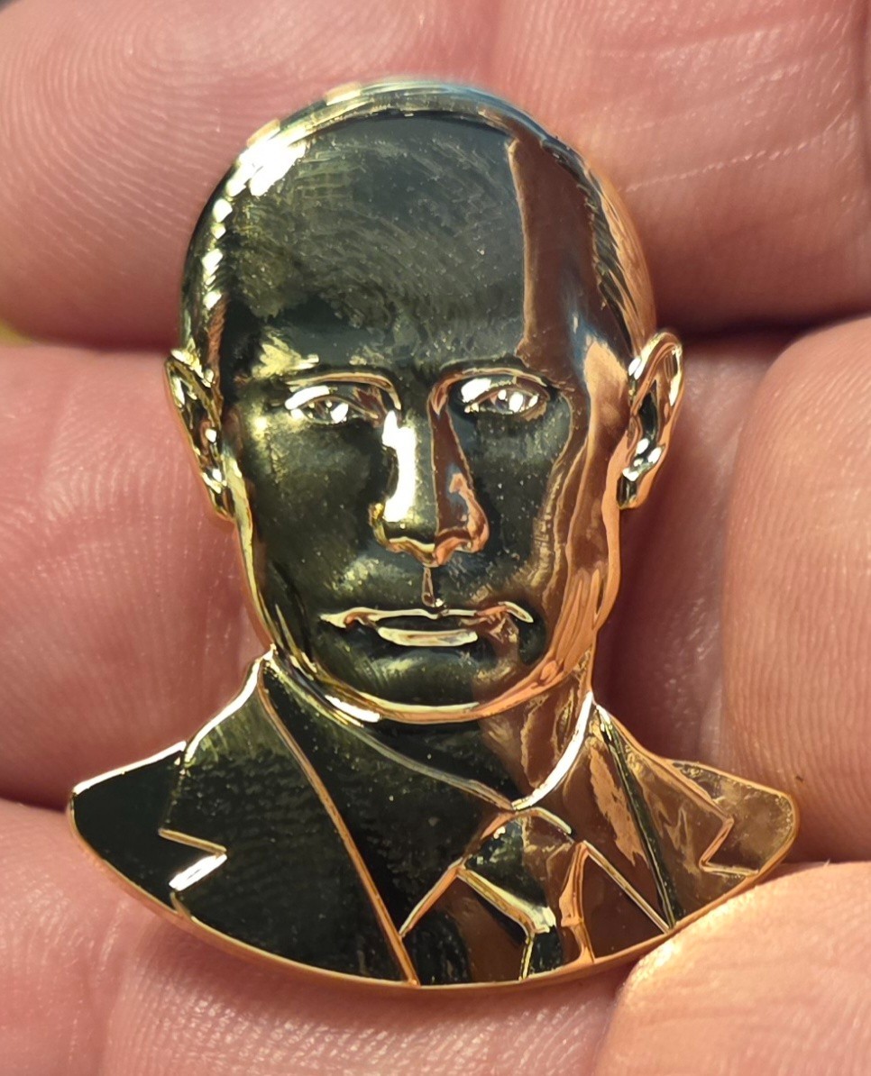 GOLD TONE COMMUNIST RUSSIAN PRESIDENT VLADIMIR PUTIN BUST LAPEL PIN/BADGE