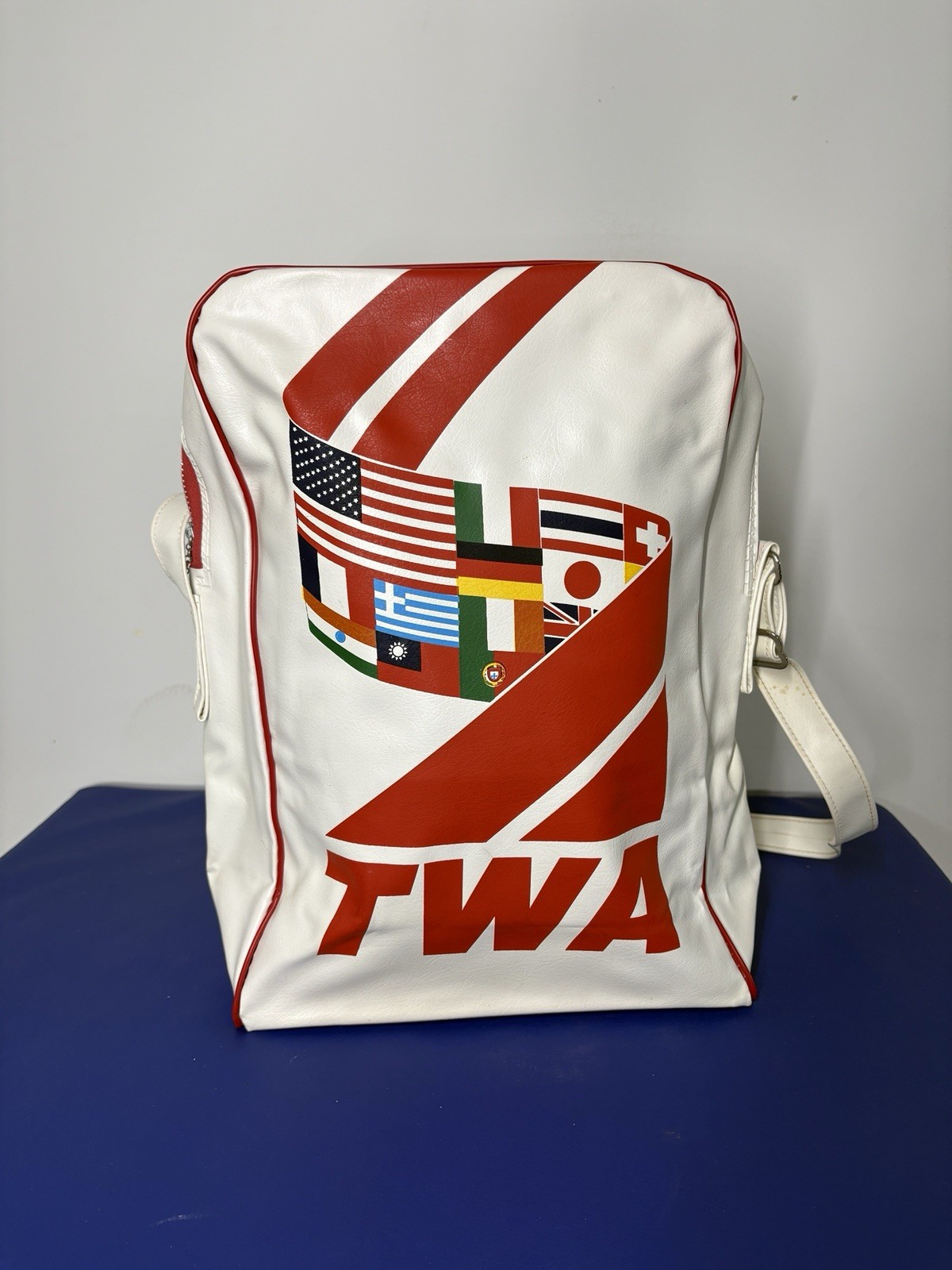 Vintage White TWA Airline Shoulder Bag Retro Travel Carry On. Flags. Rare Color.