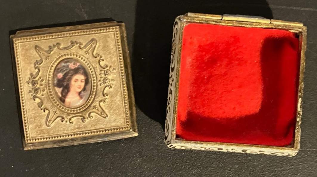 VTG Victorian style trinket box with inset portrait.