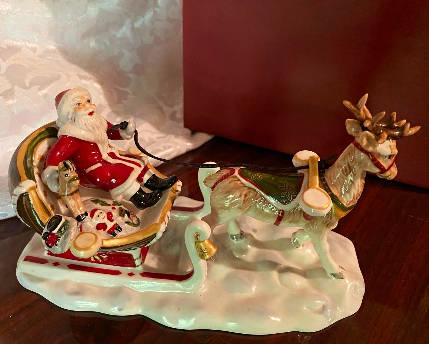 NIB Villeroy & Boch Christmas Market Santa Sleigh Deer Porcelain Figurine Box