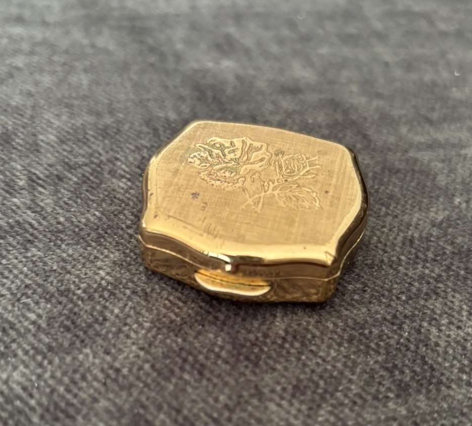 Vintage 1960’s Stratton Floral Gold Tone Compact Mini Box England Vintage 1960’s Stratton Floral Gold Tone Compact Mini Box England