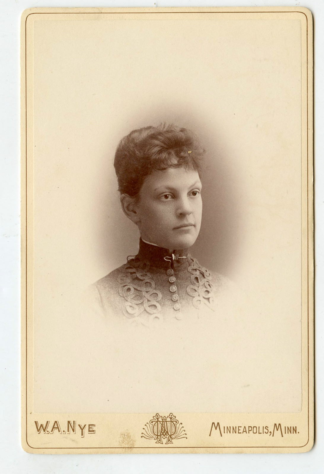 Cabinet Photo - Minneapolis, Minnesota - Lady With Dark Eyes, Short Hair Cabinet Photo - Minneapolis, Minnesota - Lady With Dark Eyes, Short Hair