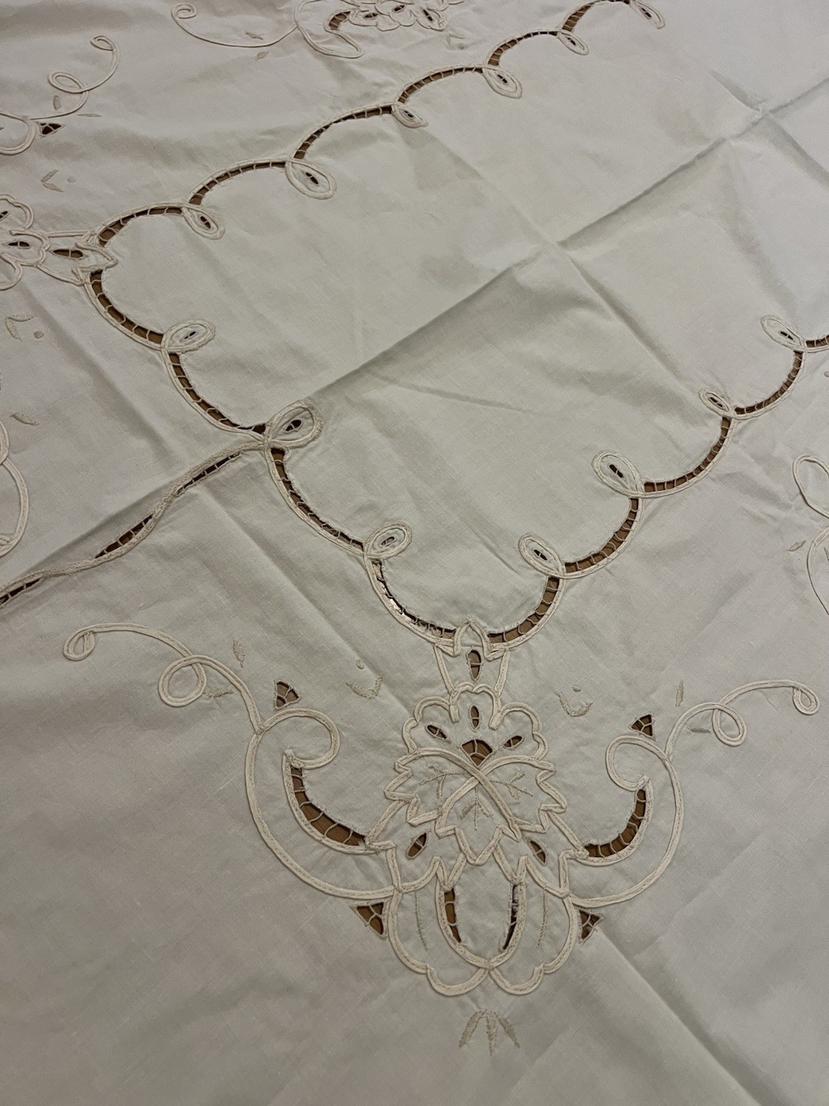 VTG 100%Cotton BEIGE EMBROIDERED MADERIA CUTOUT TABLECLOTH 64x98 WITH 12 NAPKINS