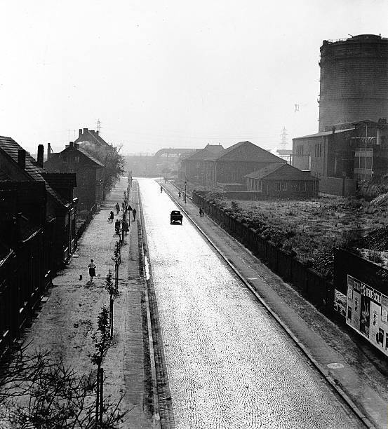 Strasse mit Wohnhausern am Rande einer Zeche in Gelsenkirchen 1959 60 Photo