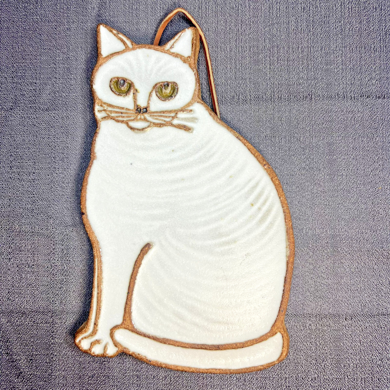 Cute Vintage Victoria Littlejohn Ceramic Art Pottery White Cat Wall Art Trivet