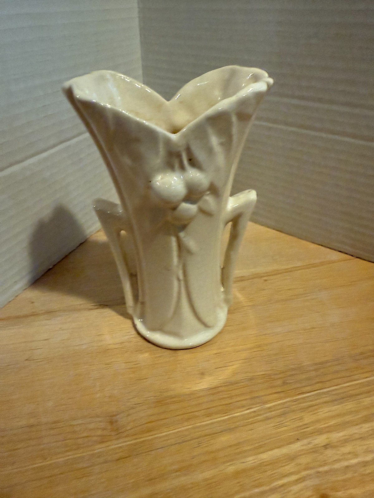 Vtg McCoy Art Deco Pottery Leaves and Berries Vase Cream Simple Elegant 5.75\