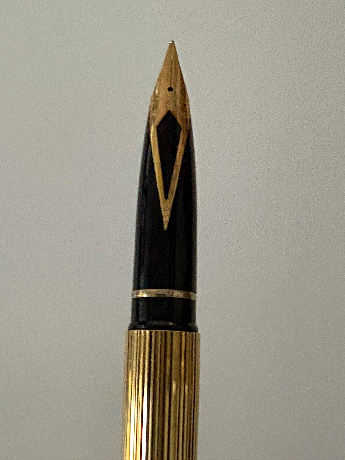 Gold Tone Ribbed Shaeffer Targa Metal Fountain Pen, Hooded Gold Nib Gold Tone Ribbed Shaeffer Targa Metal Fountain Pen, Hooded Gold Nib