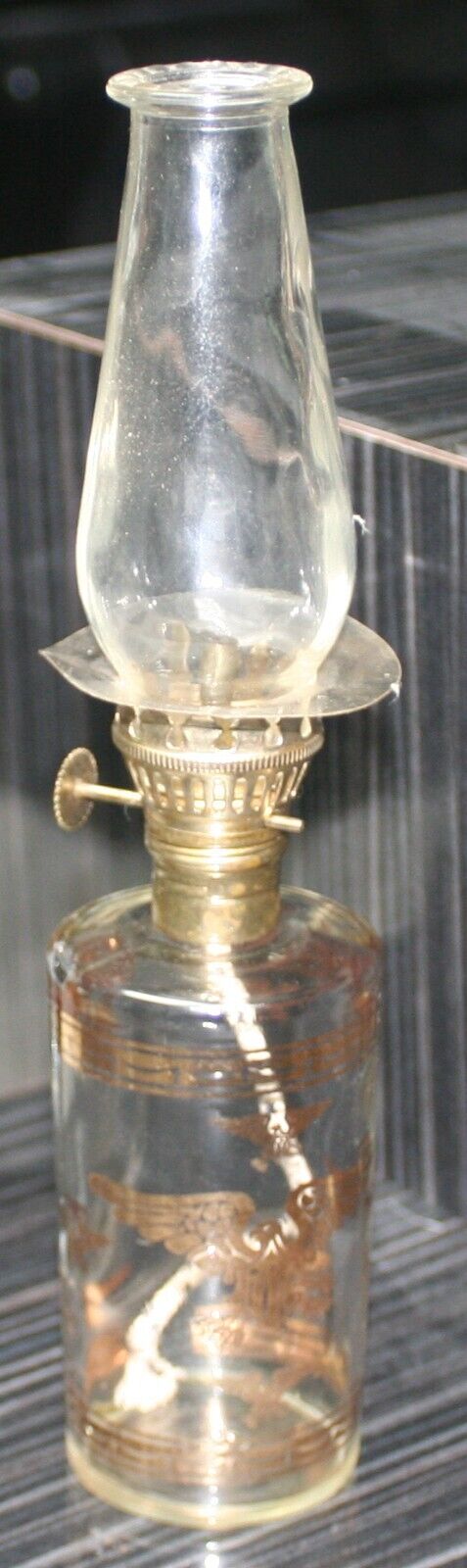 VINTAGE FOSTER FORBES GLASS HURRICANE OIL LAMP GOLD AMERICAN EAGLE SHIELD