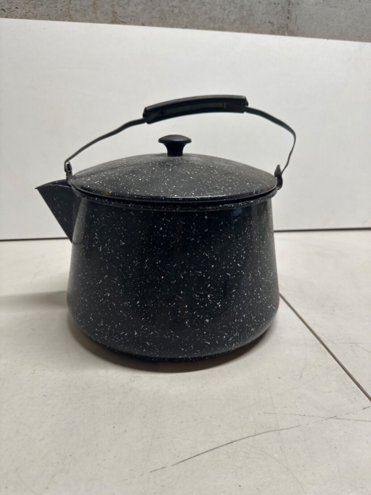 The Volrath Co Large Alumnium Pot with Lid