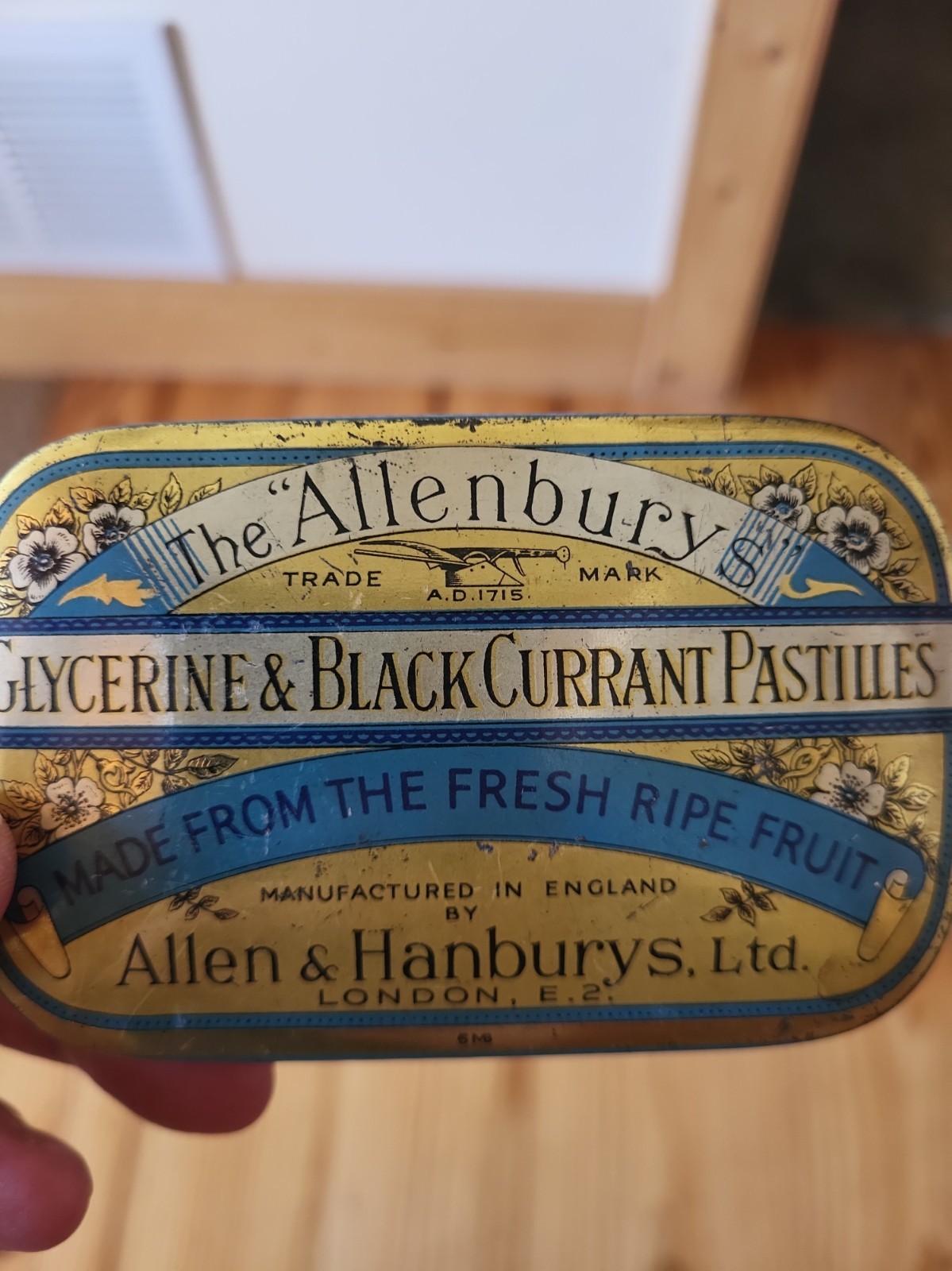 VINTAGE THE ALLENBURY'S THROAT GLYCERINE & BLACK CURRANT PASTILLES MEDICINE TIN 