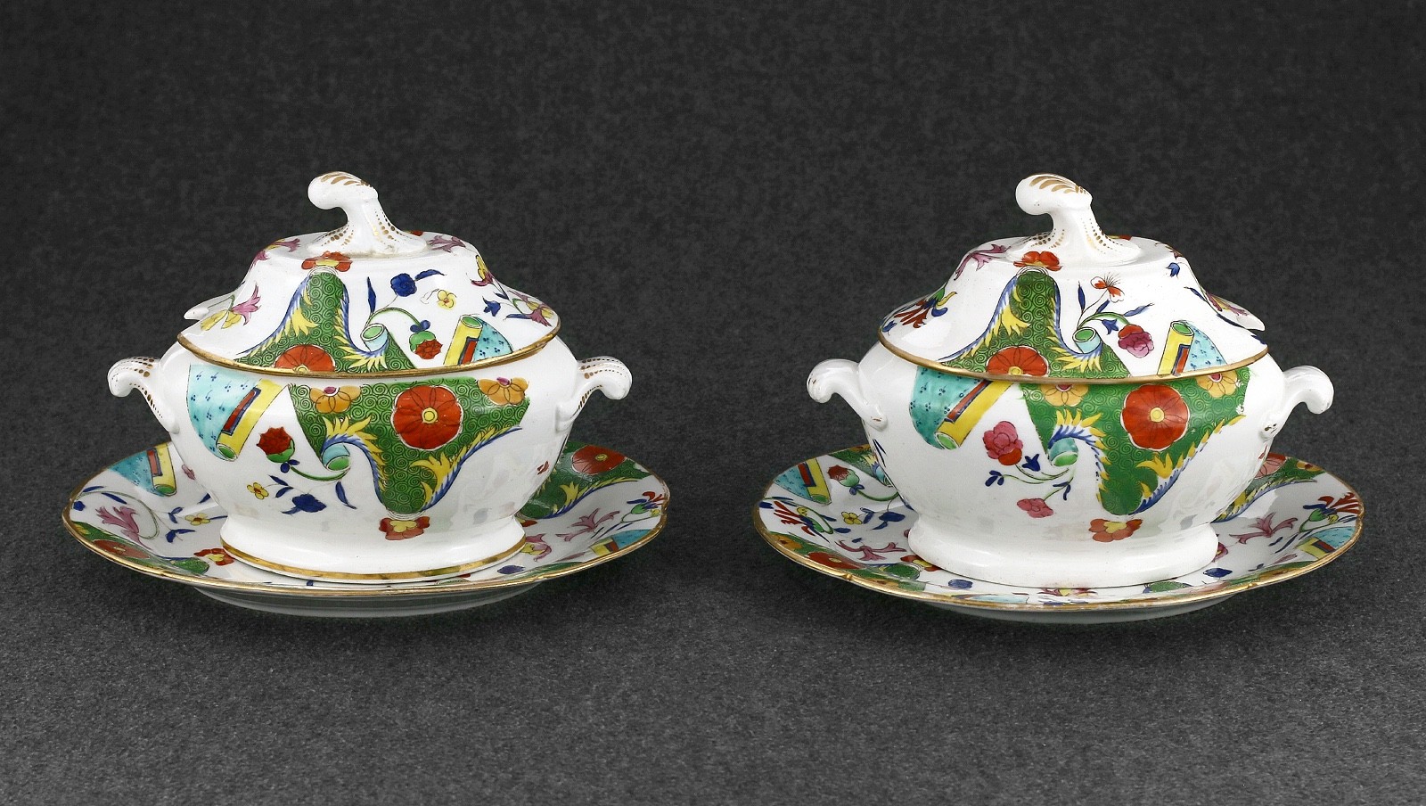 Antique c.1810 Coalport Porcelain Pair of Chinoiserie Sauce Tureens Antique c.1810 Coalport Porcelain Pair of Chinoiserie Sauce Tureens