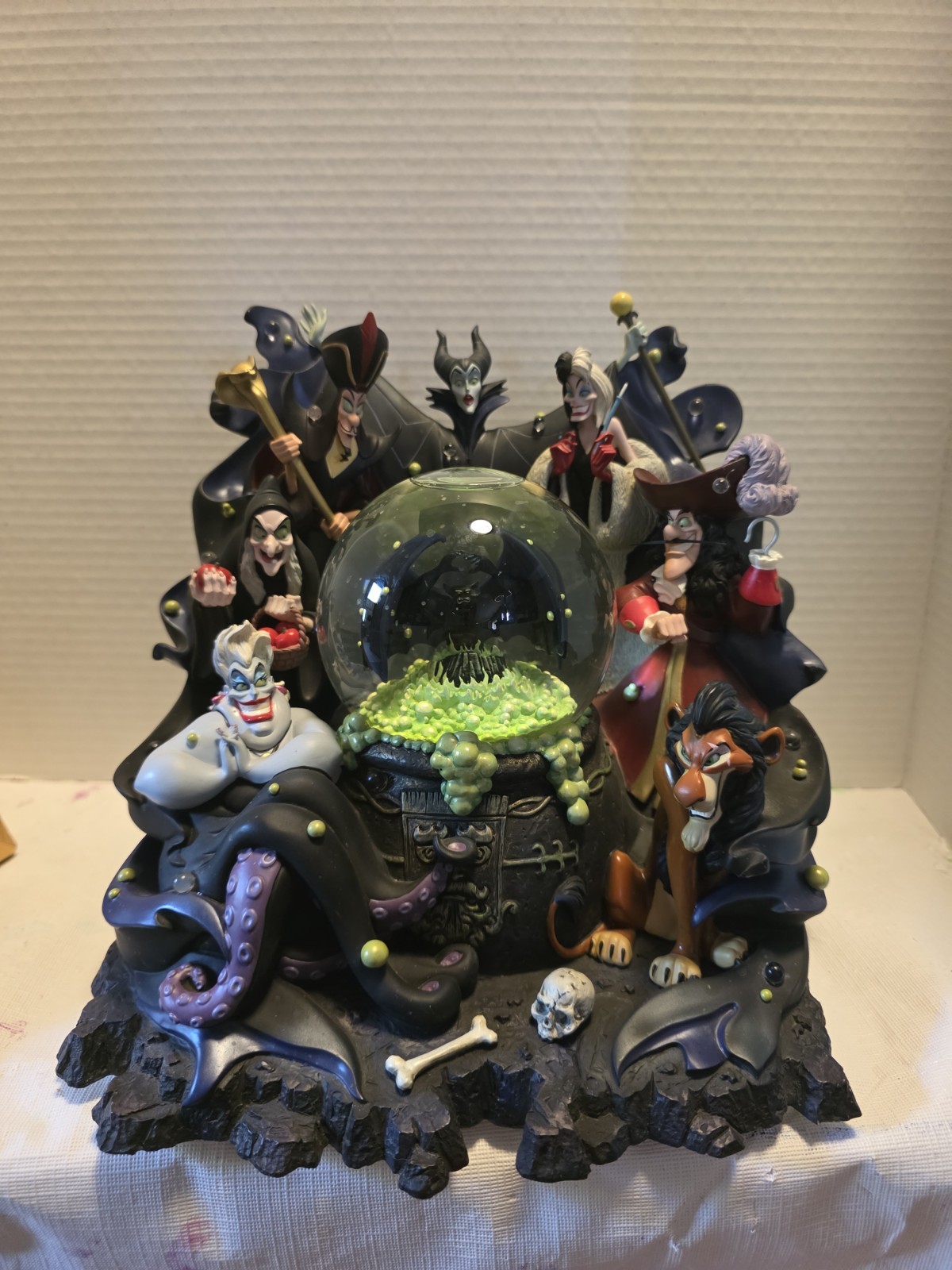 Tha Art of Disney Villains Musical Snow Globe. Park Exclusive Limited Edition