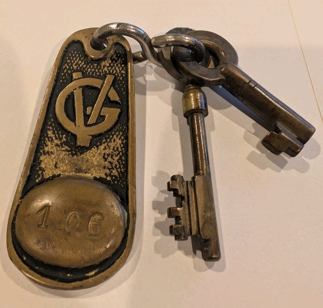 Hotel George V Paris France Keys 106 Antique Vintage (two Keys And Fob) Embossed