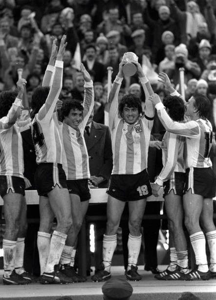 Argentina 3 v Holland 1 Argentina captain Daniel Passarella proudl- Old Photo