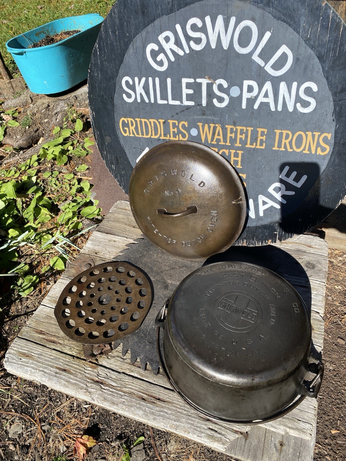Vintage Griswold No. 9 Cast Iron Tite-Top Dutch Oven W/ Lid And Trivet Vintage Griswold No. 9 Cast Iron Tite-Top Dutch Oven W/ Lid And Trivet