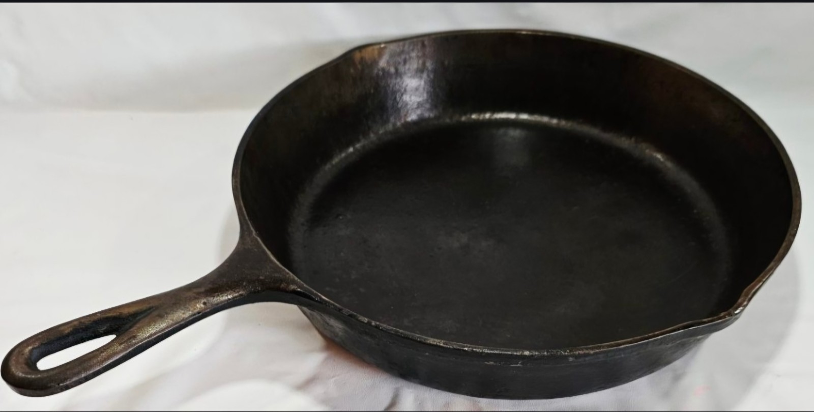 Vintage #8 SK LODGE D2 Cast Iron 3 Notch Heat Ring Skillet Pan With Pour Spouts