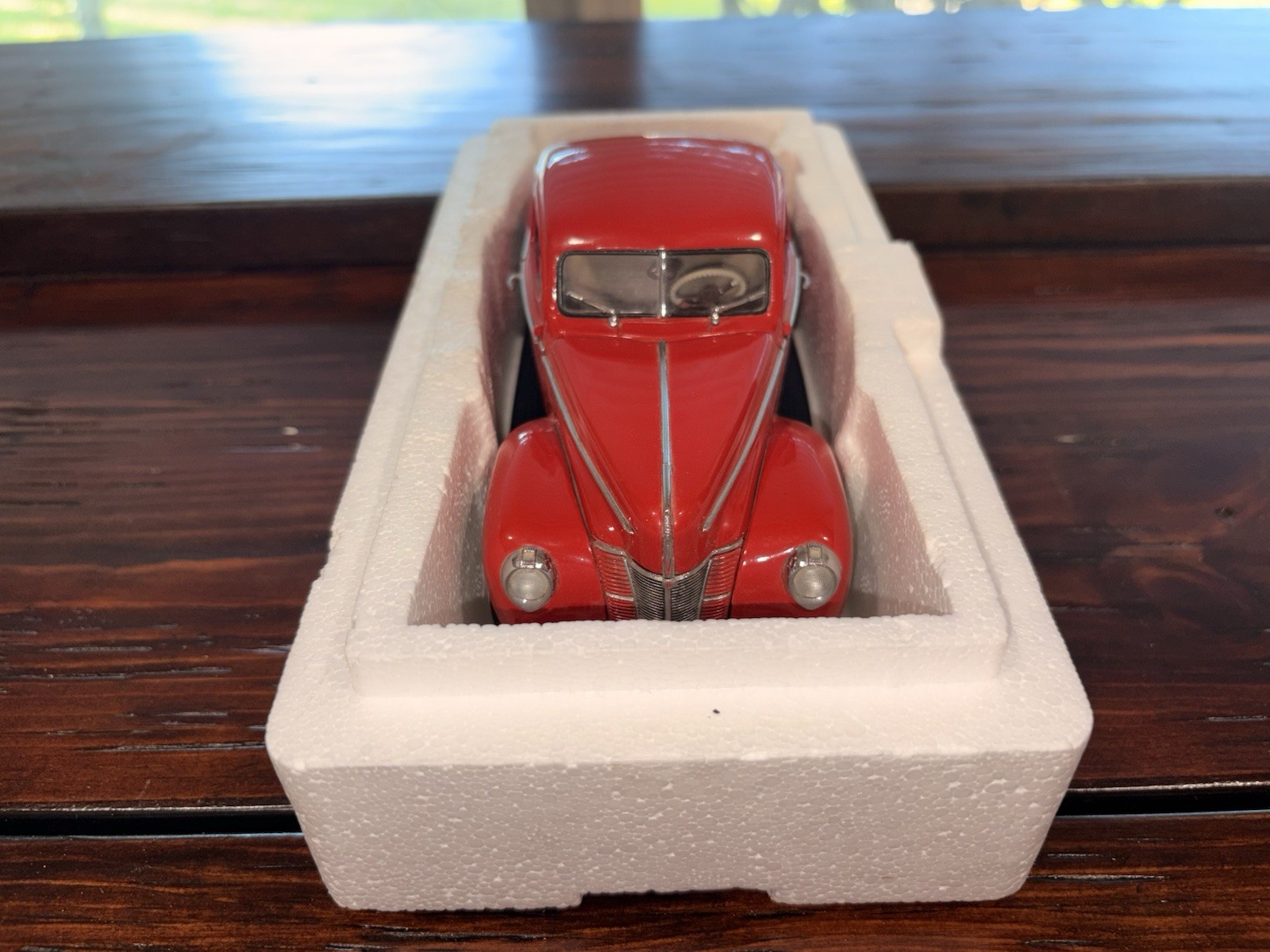 Danbury Mint 1:24 1940 Ford Deluxe Coupe Red w/ Box & COA Danbury Mint 1:24 1940 Ford Deluxe Coupe Red w/ Box & COA
