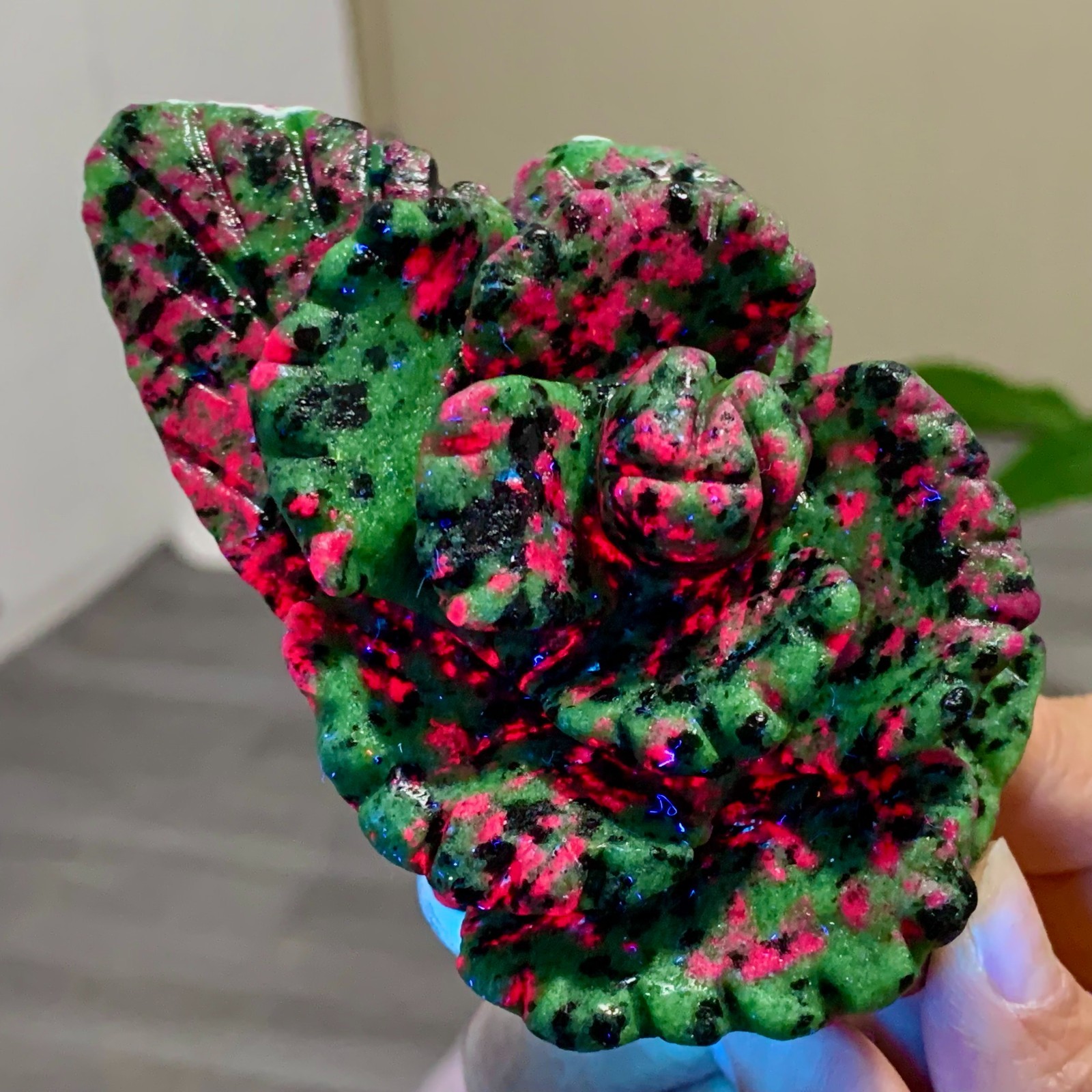 277G Natural green Ruby zoisite(anylite)crystal Carving rose glow under UV light
