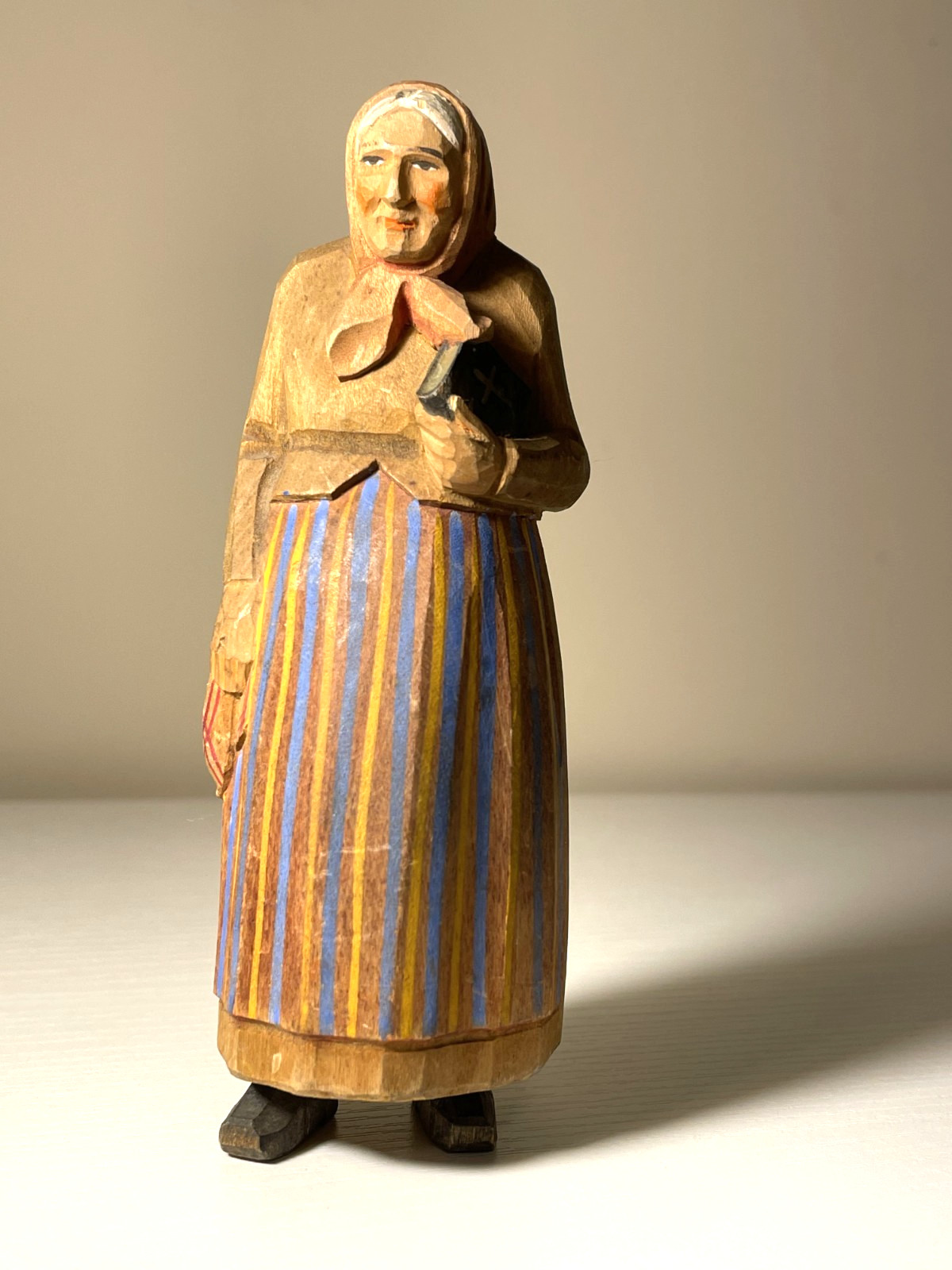 Vintage SWISS Huggler Wyss OLD PEASANT WOMAN WOOD CARVING w/Bible 5.5 \