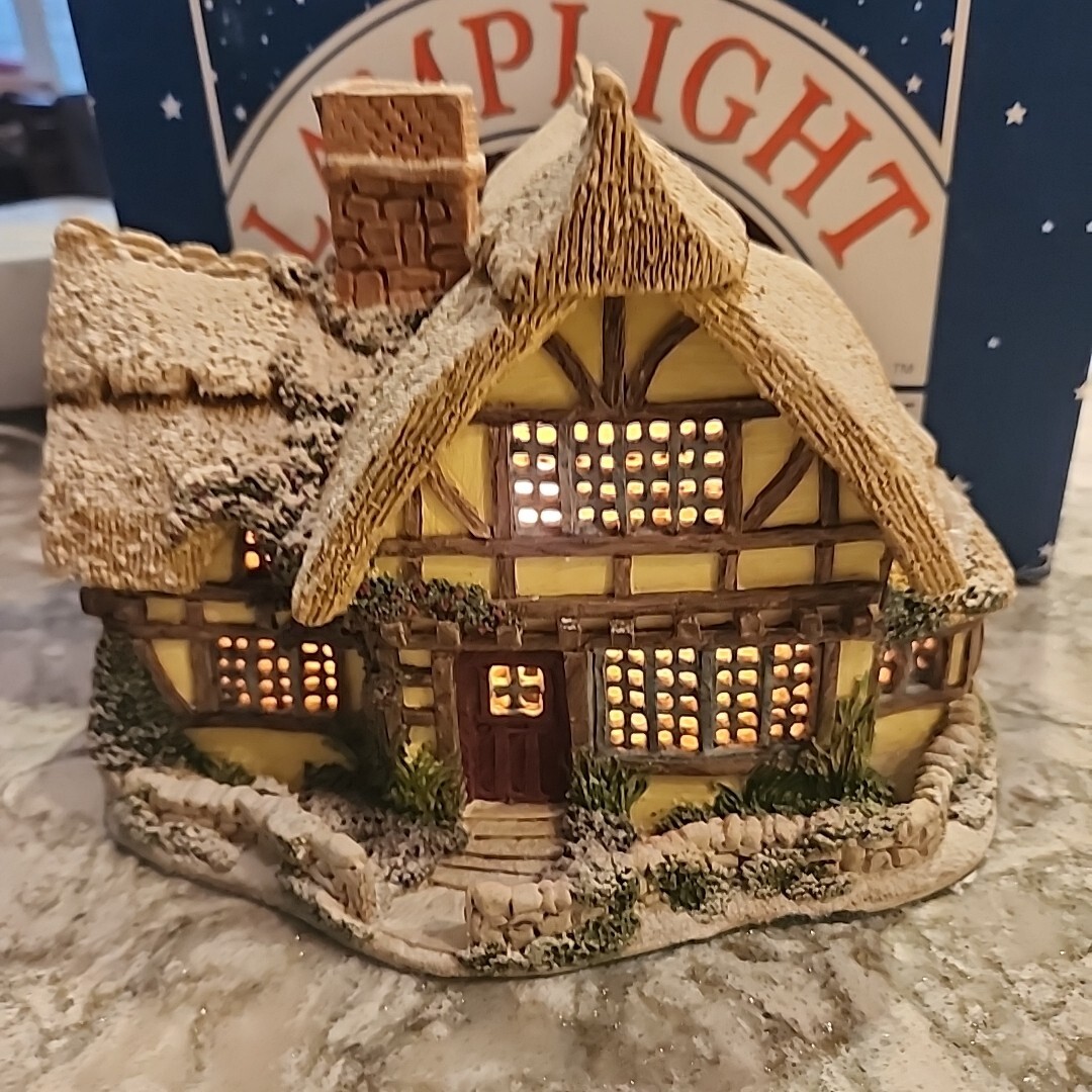 Lilliput Lane Lamplight Series “The Candlemaker” Cottage 751C With Box