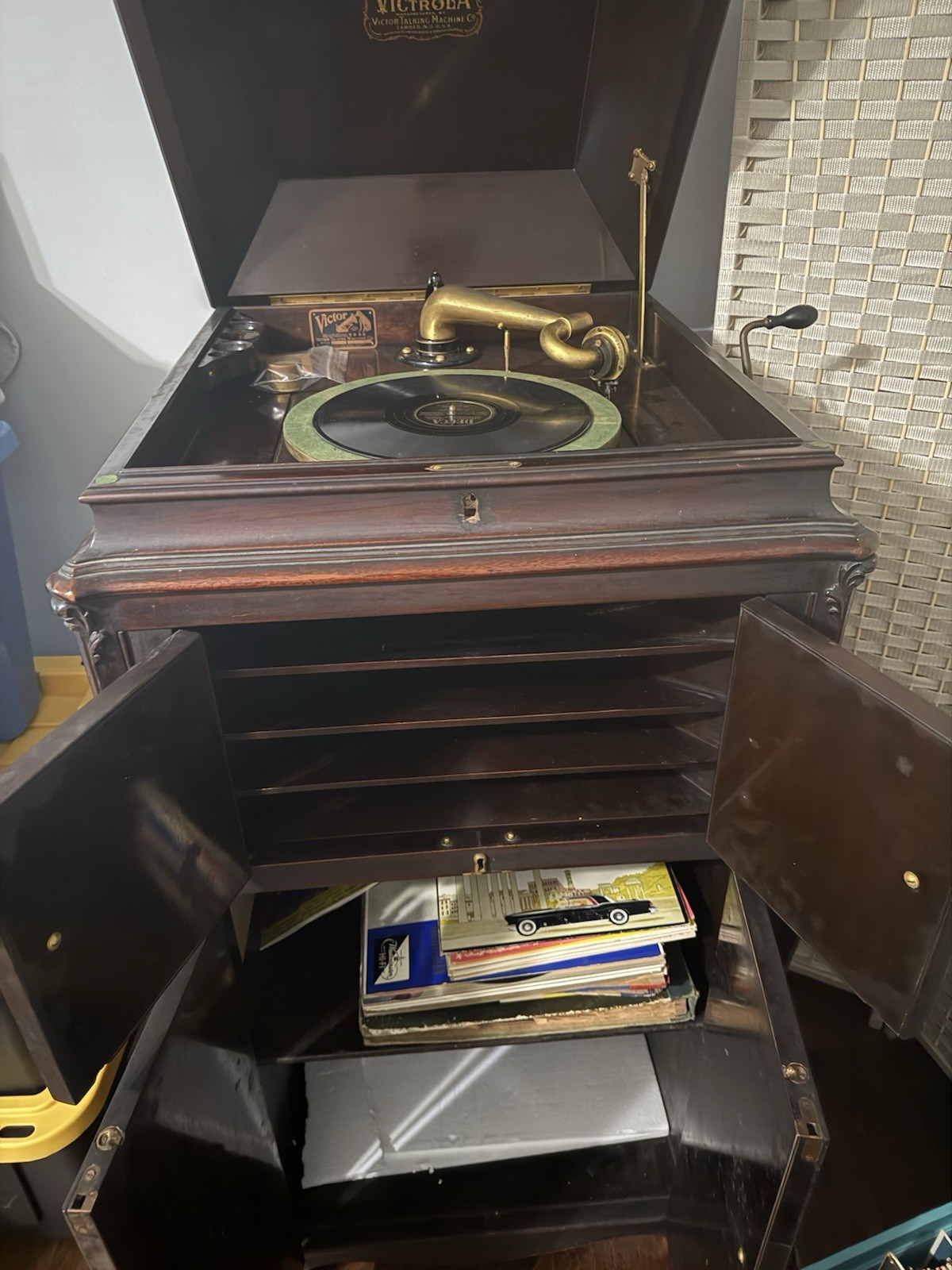 Antique Victor Victrola Talking Machine Cabinet w/ needles & records WORKS