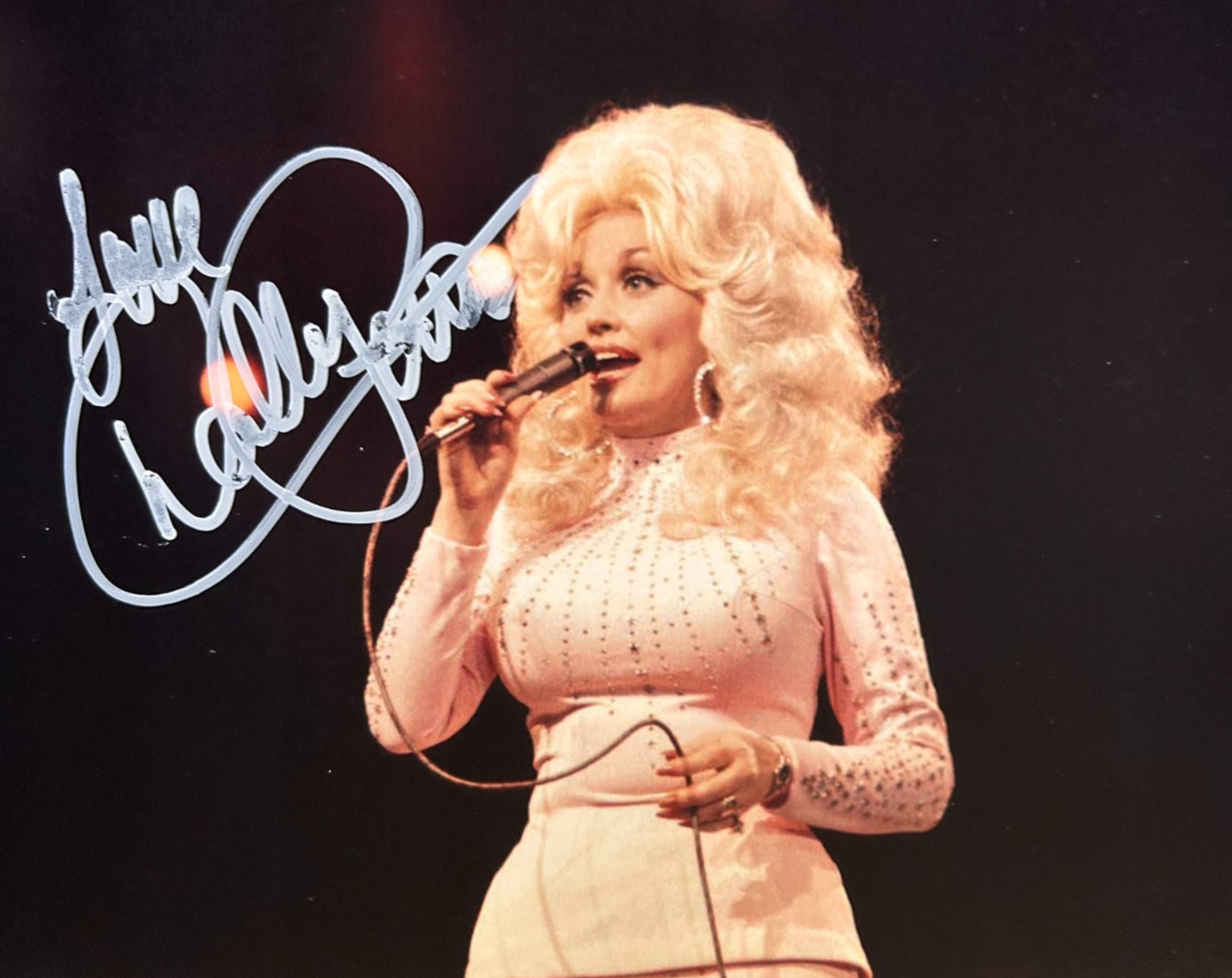 Dolly Parton Signed 8x10\