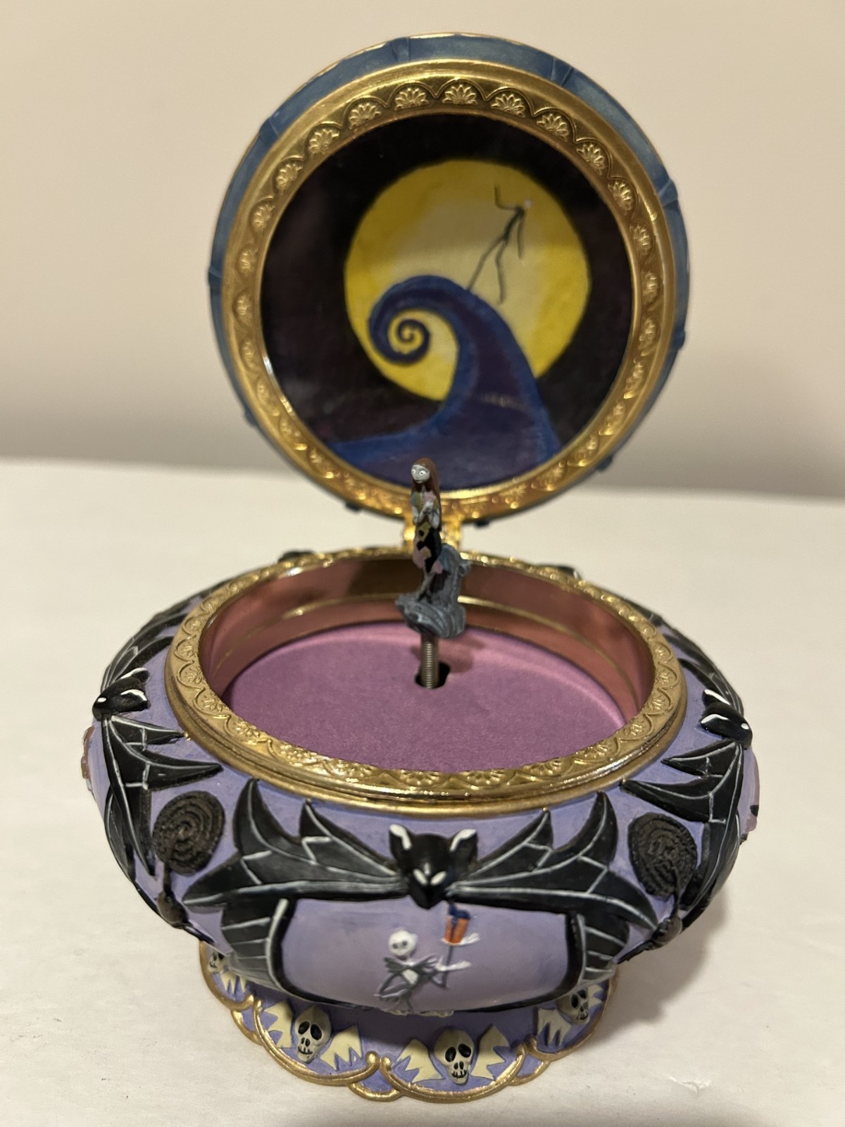 1993 Vintage Disney\'s Nightmare Before Christmas Wind Up Music Box Halloween