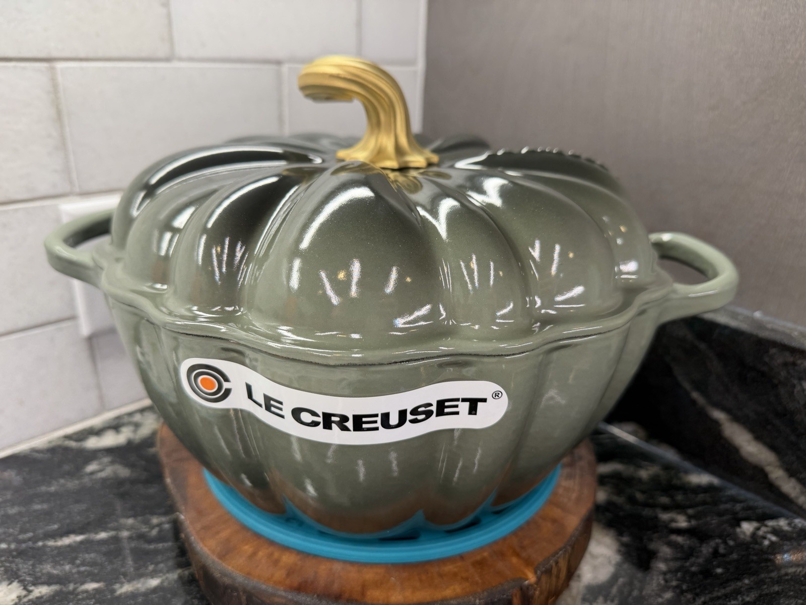 Le Creuset Pumpkin Cocotte Thyme 4 Qt Enameled Cast Iron Dutch Oven NEW NIB Le Creuset Pumpkin Cocotte Thyme 4 Qt Enameled Cast Iron Dutch Oven NEW NIB
