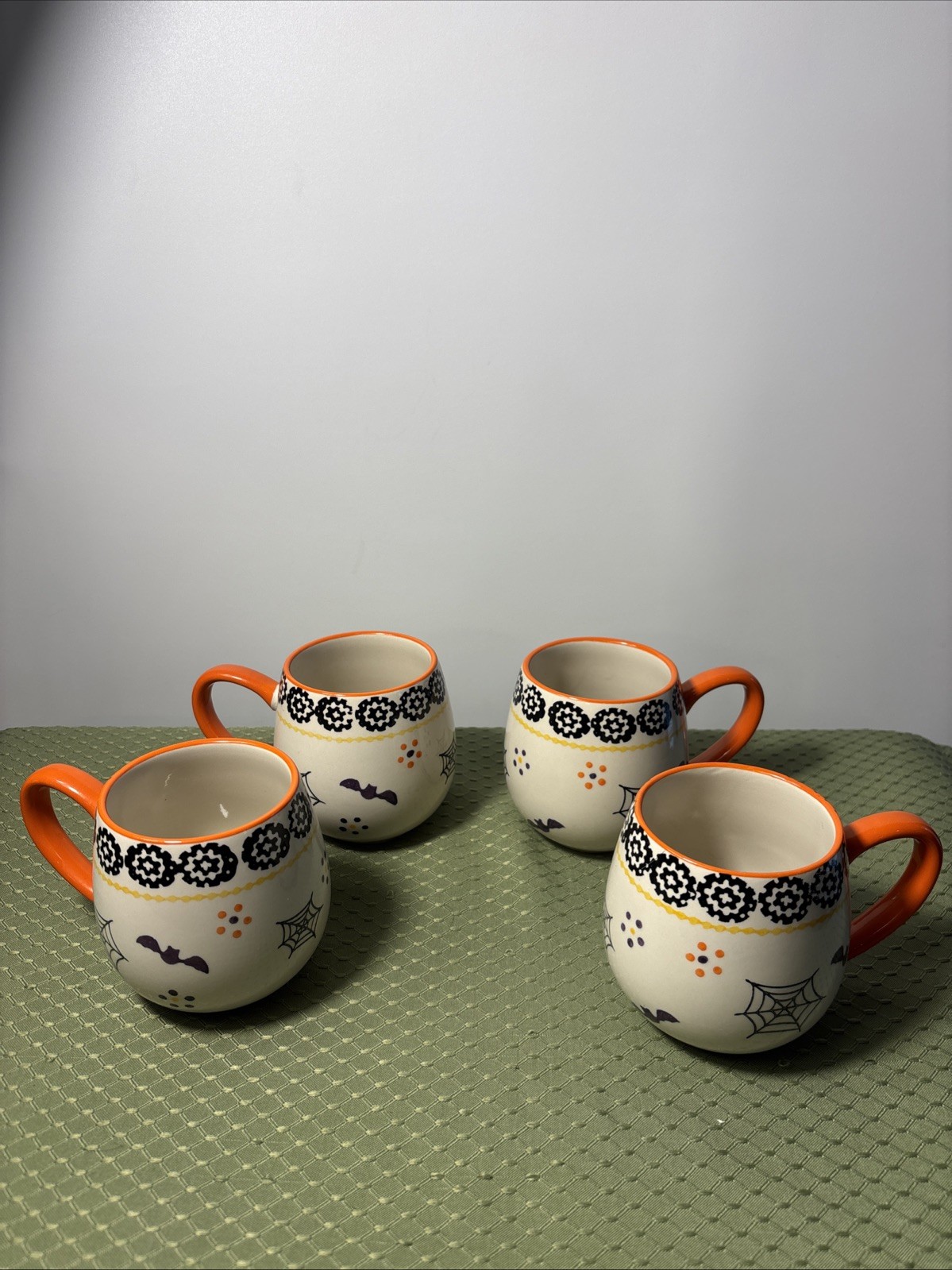Temptations Halloween Mugs. KFI-XNG-TT000889. EUC.  Set of 4. 14 Oz
