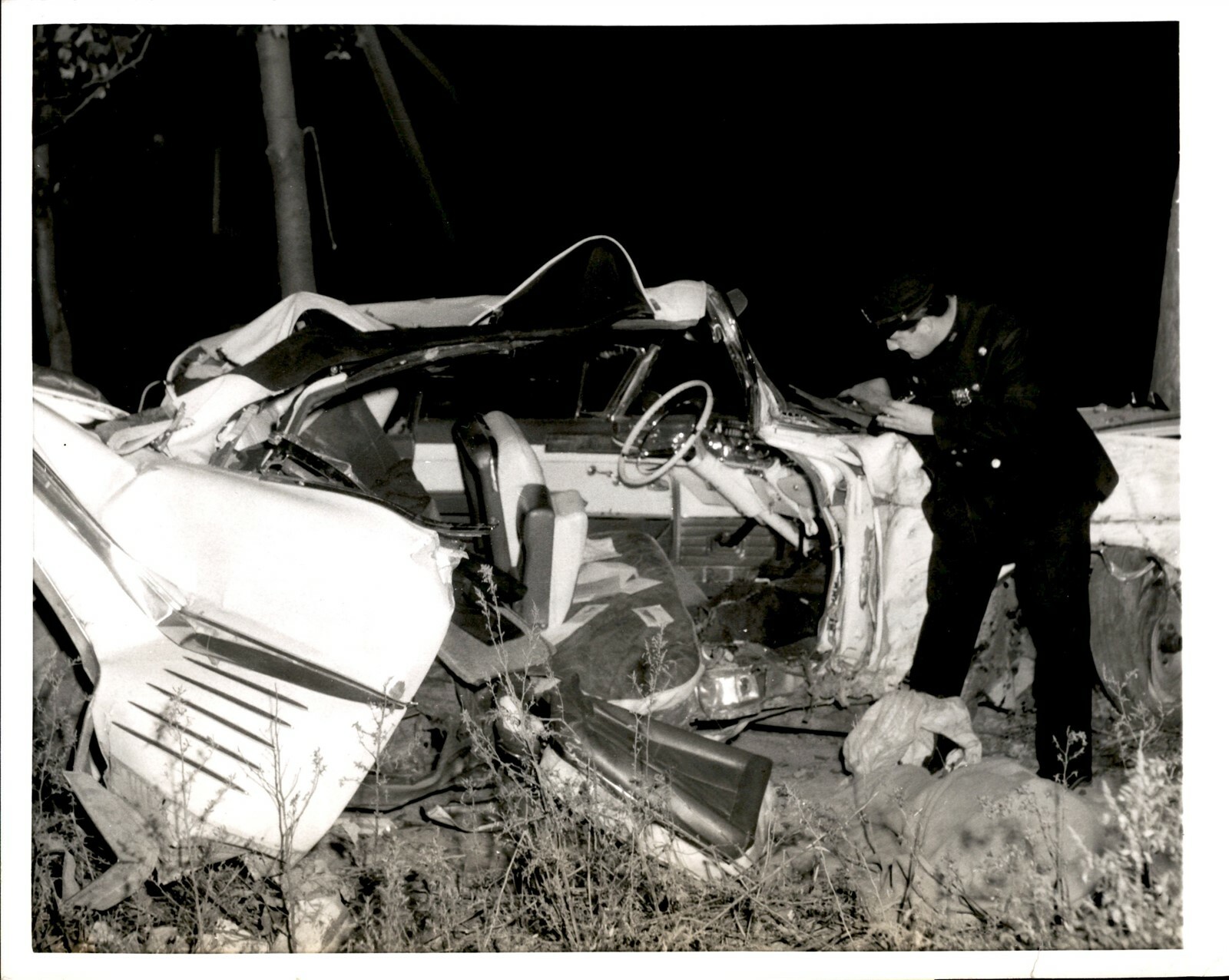 LG906 1963 Original Photo ONE FATALITY Queens Village New York Car Off Road Cop