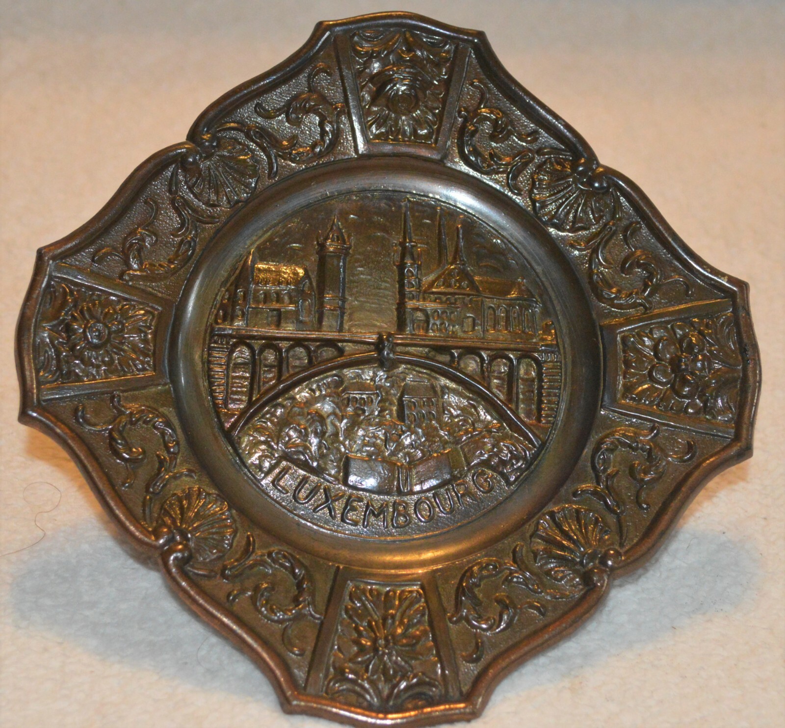 VINTAGE LUXEMBOURG SOUVENIER METAL WALL HANGING PLATE COPPER? VINTAGE LUXEMBOURG SOUVENIER METAL WALL HANGING PLATE COPPER?