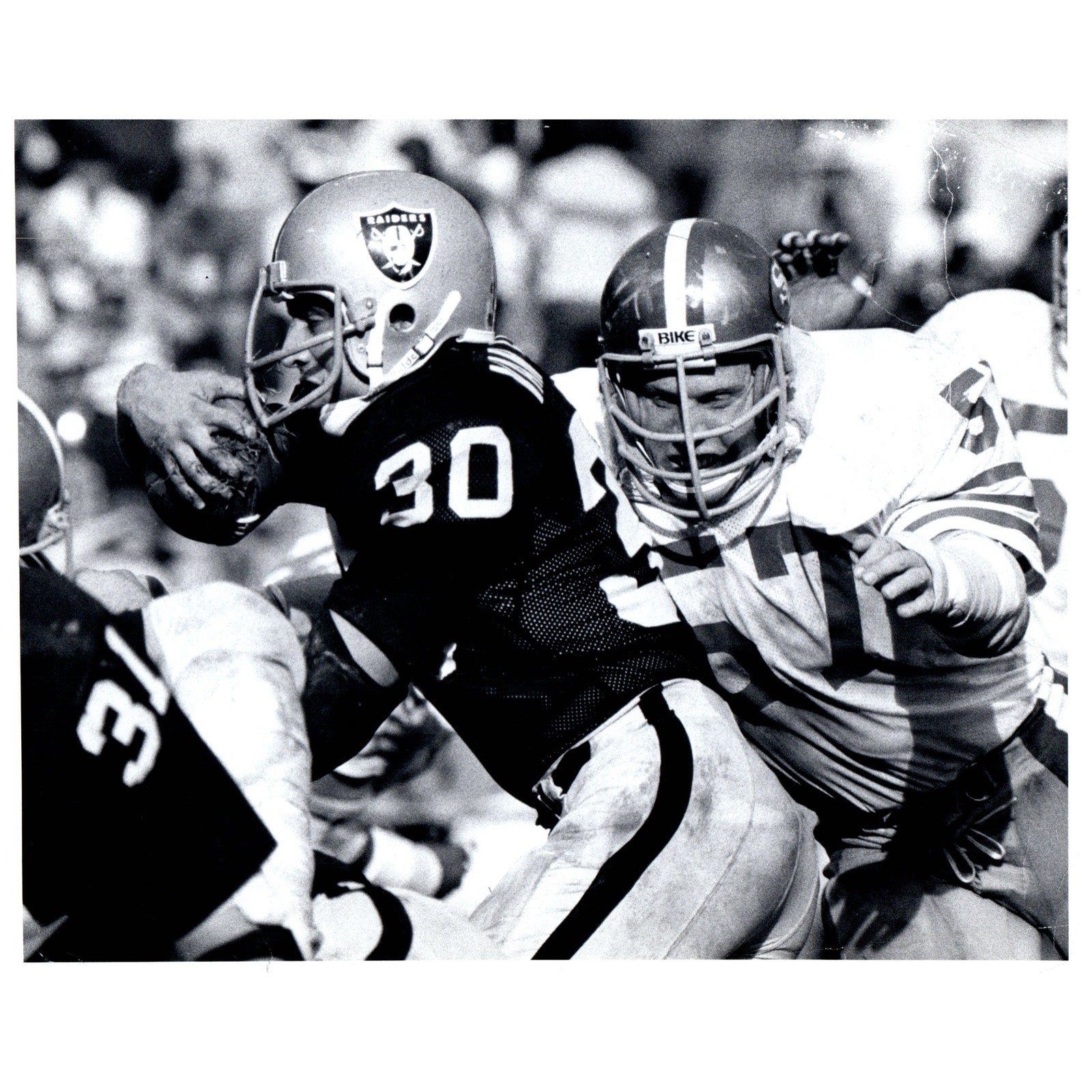 1970s Press Photo Football NFL Raiders Running Back Mark Van Eeghen 8x10