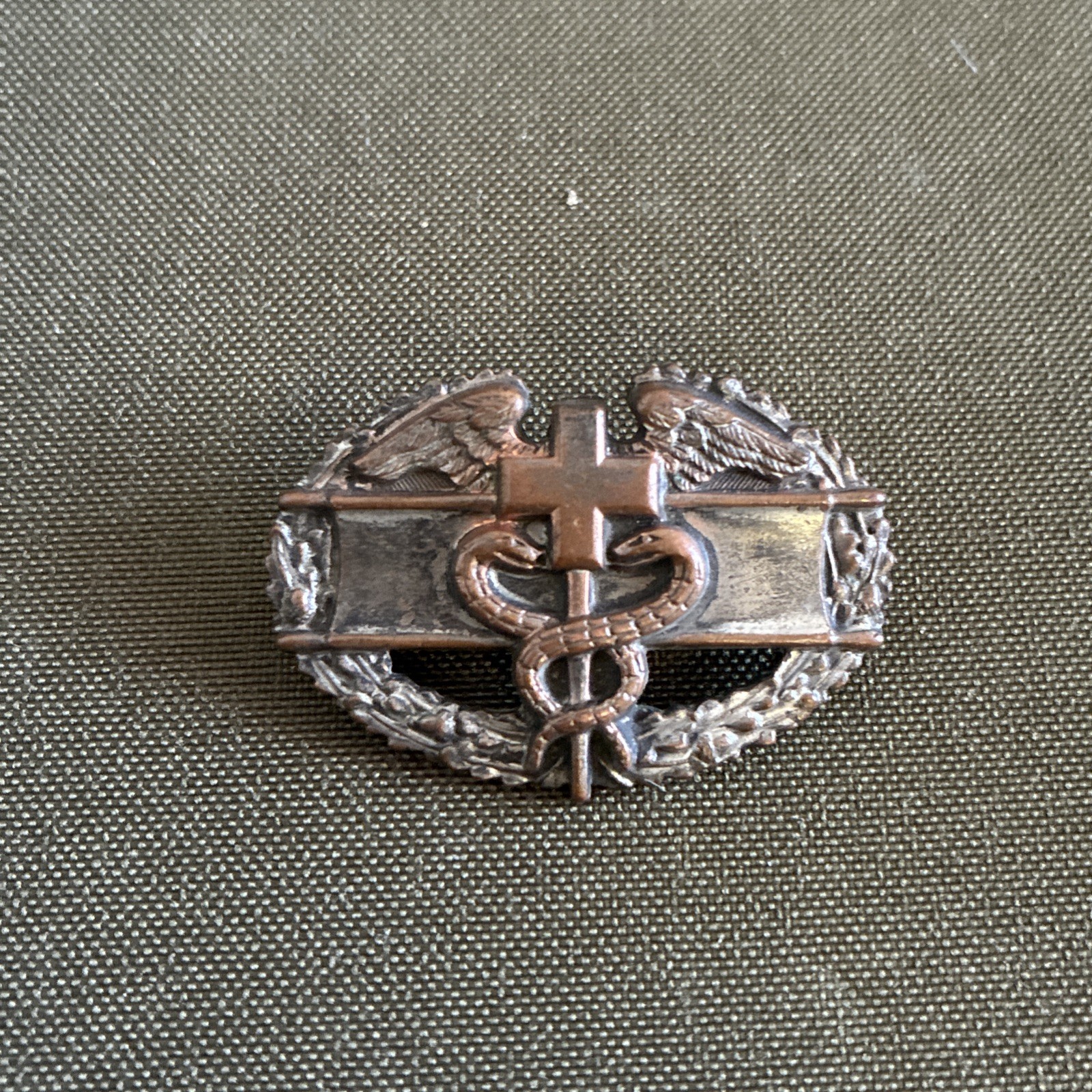 Vintage WWII US Army Combat Medic Badge Pinback / Hollow Back. Unmarked. CMB Vintage WWII US Army Combat Medic Badge Pinback / Hollow Back. Unmarked. CMB
