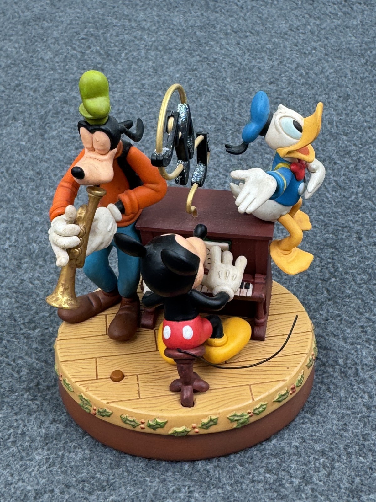 Sing Along Pals Disney Hallmark Mickey Mouse Donald 2006 Ornament MAGIC Video