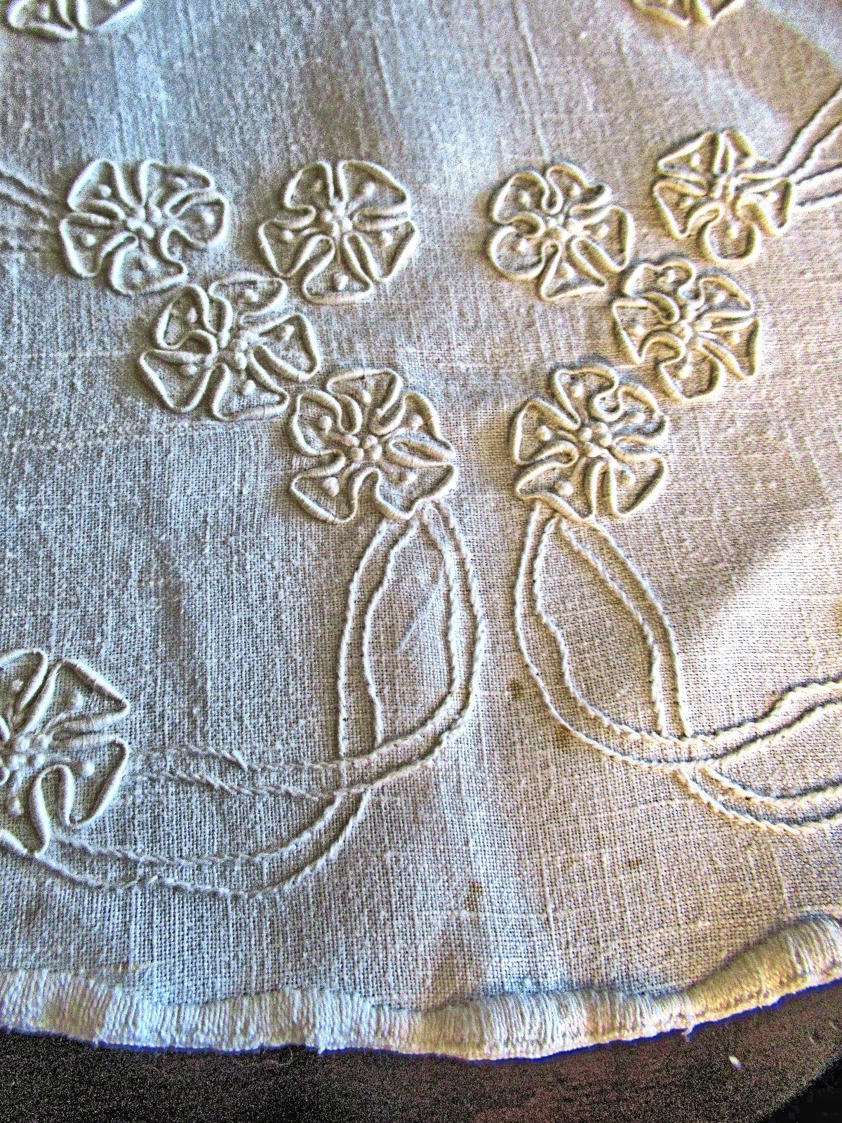 Vtg Table Topper 22\