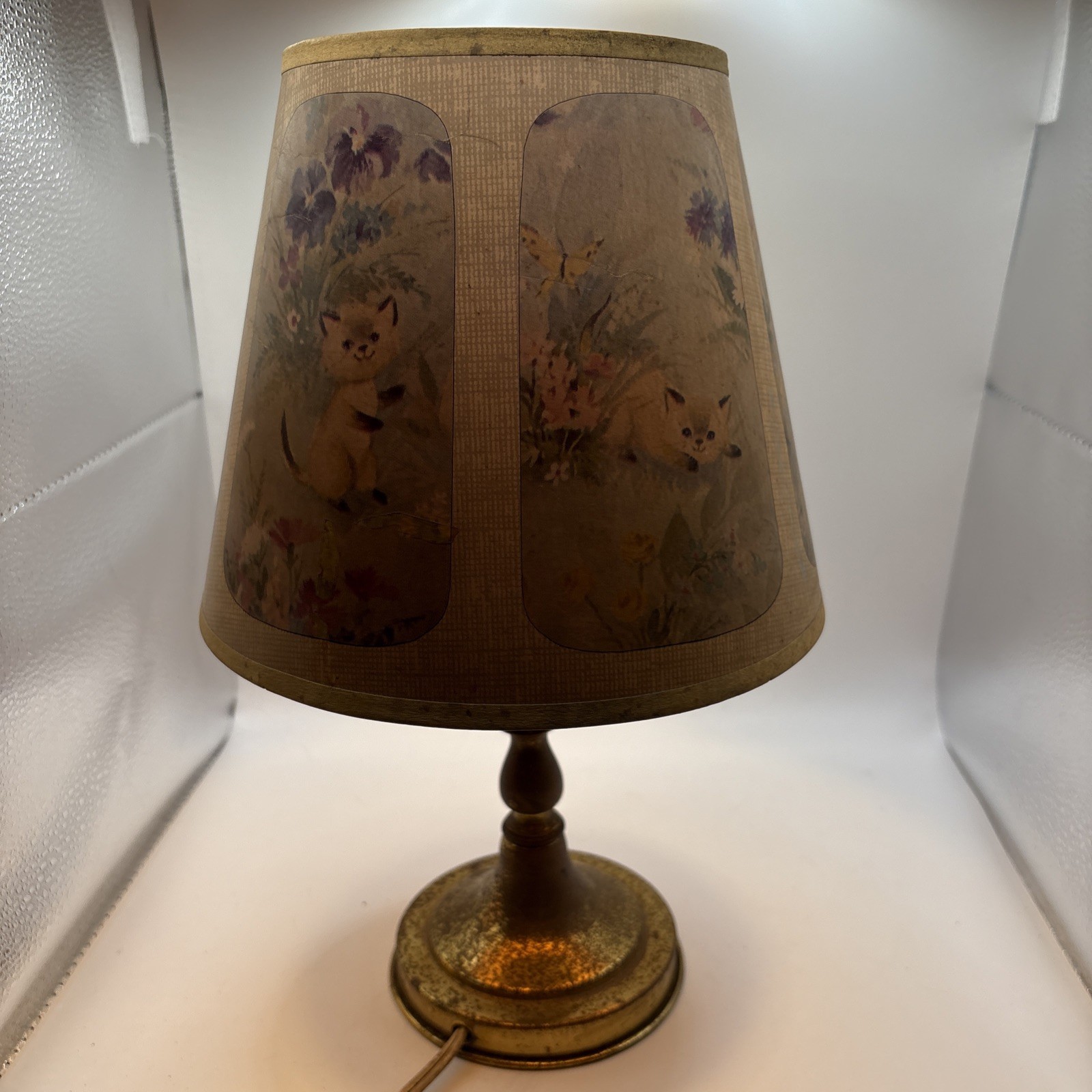 Vintage MCM Brass Bass Table Lamp With Floral Kittens Motif Shade. 13H