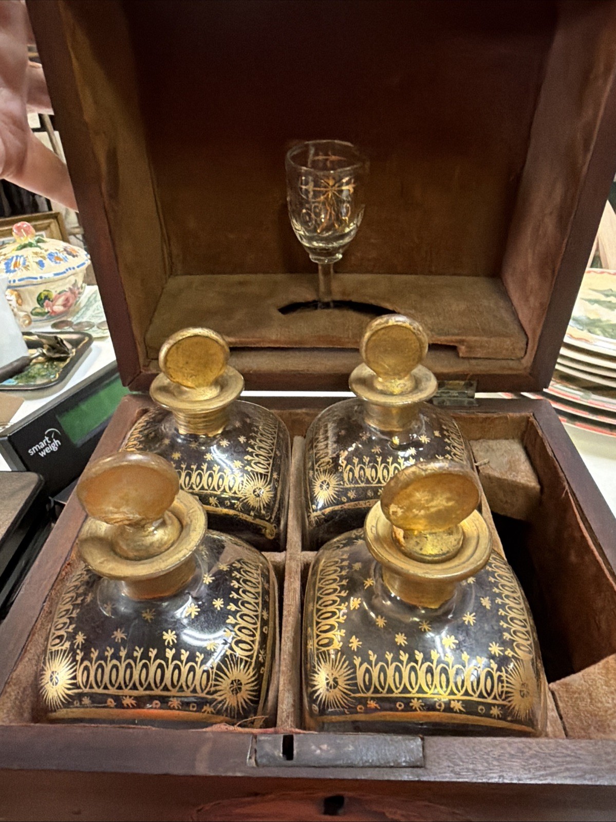 Antique Traveling Liquor Box With 4 Bottles And 1 Glass Antique Traveling Liquor Box With 4 Bottles And 1 Glass