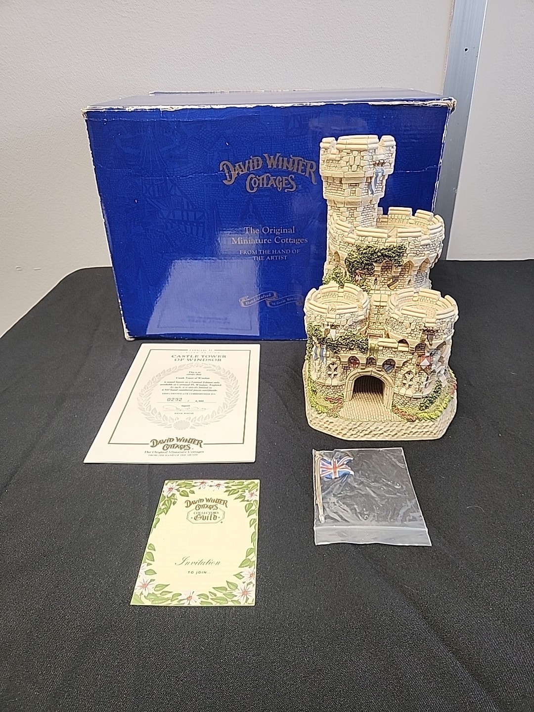 Double Signed 1995 David Winter CASTLE TOWER OF WINDSOR 0292/4500 John Hine Double Signed 1995 David Winter CASTLE TOWER OF WINDSOR 0292/4500 John Hine