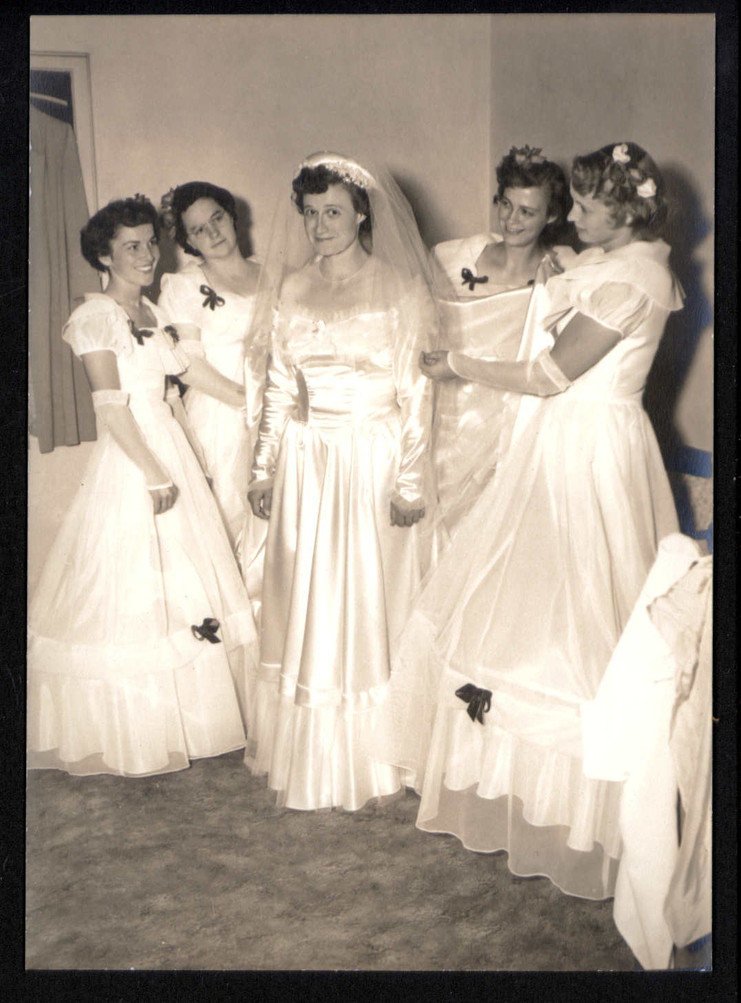SNAPSHOT from ALBUM* BRIDE & BRIDESMAIDS getting ready 5 x 7 photo WEDDING DRESS