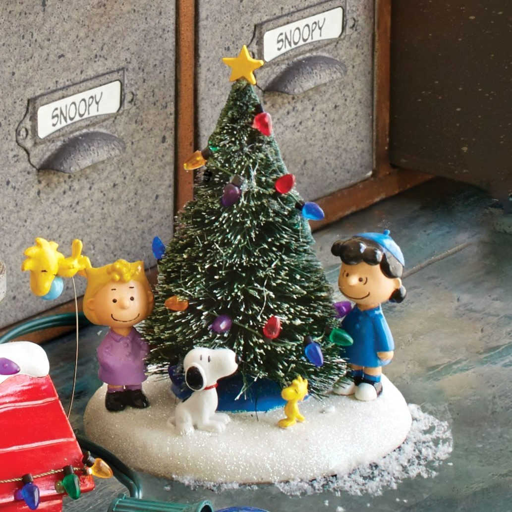 ❦ New DEPT56 PEANUTS VILLAGE Figurine LUCY SALLY Snoopy Woodstock Christmas Tree