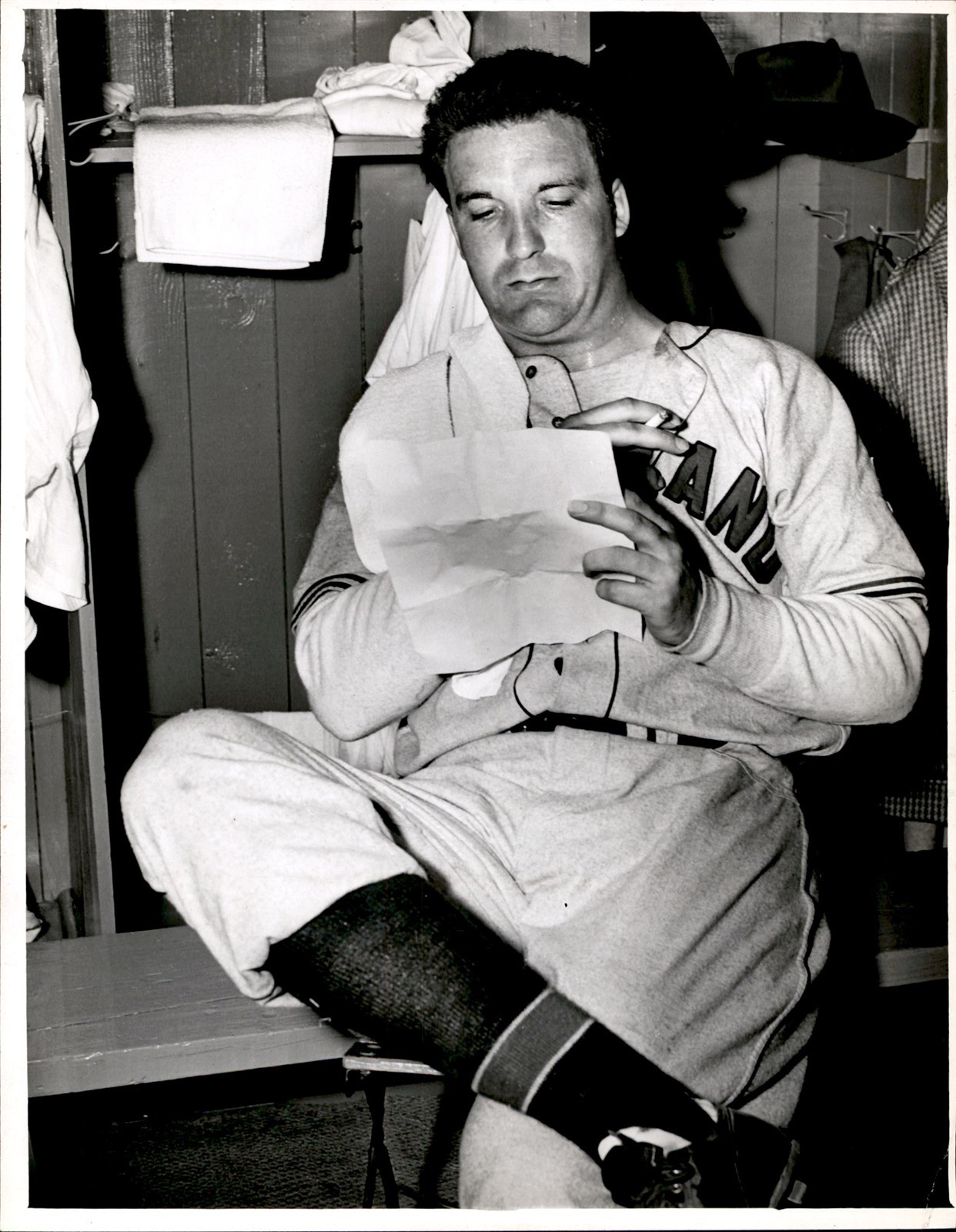 LD401 1946 Original Photo RAY POAT CLEVELAND INDIANS PITCHER SMOKING IN DUGOUT